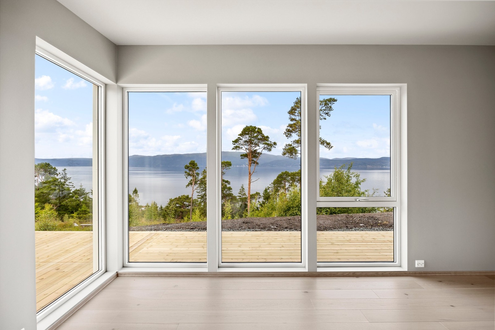 Generøse vindusflater lar sjøutsikten stå i fokus. Galleribilde