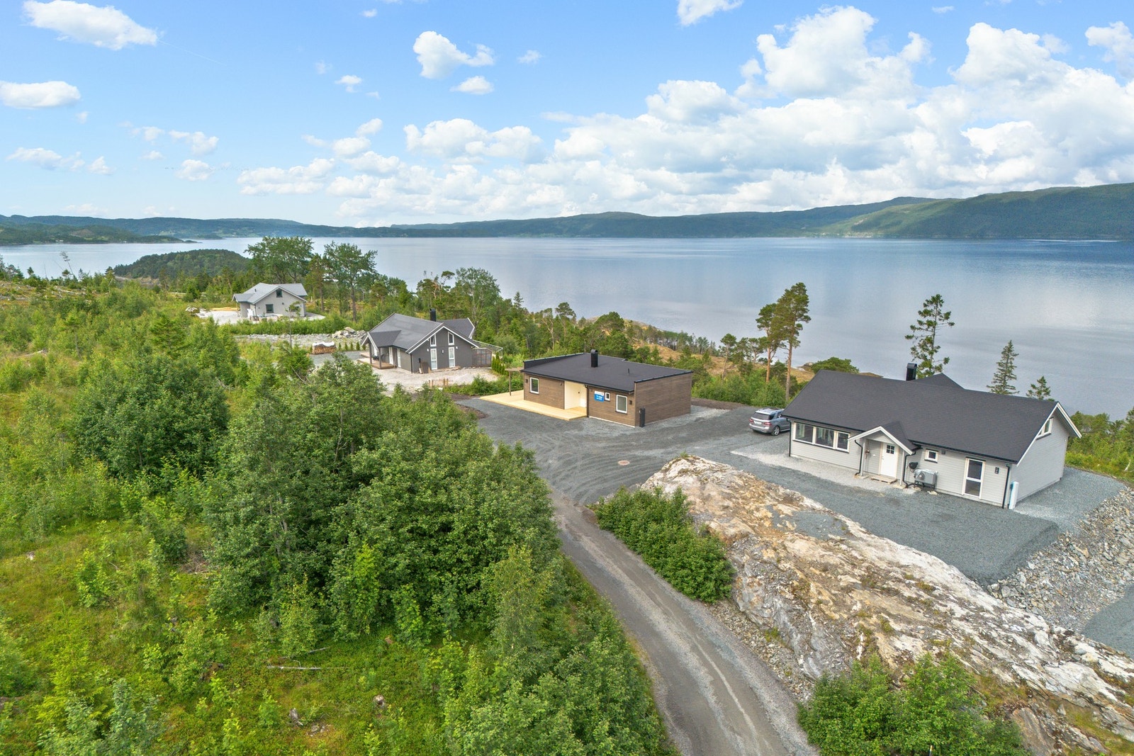 Gruslagt gårdsplass, for øvrig naturtomt. Galleribilde