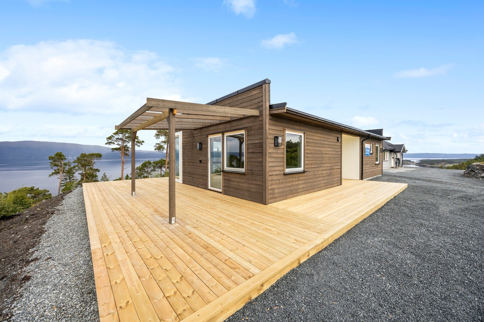 Den romslige terrassen er sammenbundet med inngangspartiet Galleribilde