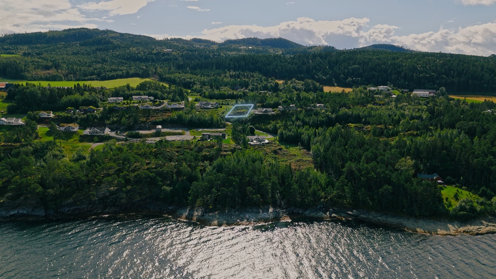 Tomten ligger i herlige Frosta med fjordutsikt og friske grønne omgivelser. Galleribilde