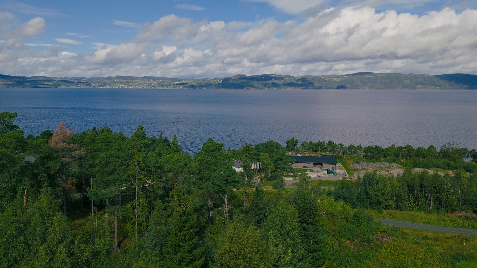 Denne tomten passer for den som liker diskre, behagelige og naturskjønne omgivelser. Galleribilde