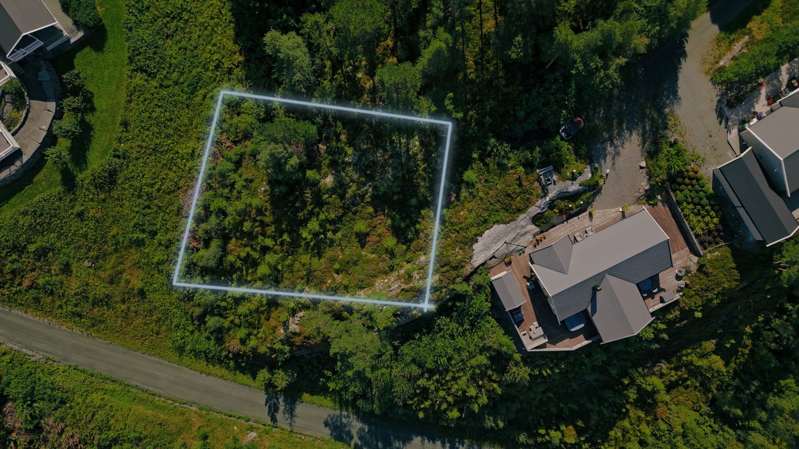 Tomten er skissert i blått og ligger i enden av en gate. Galleribilde