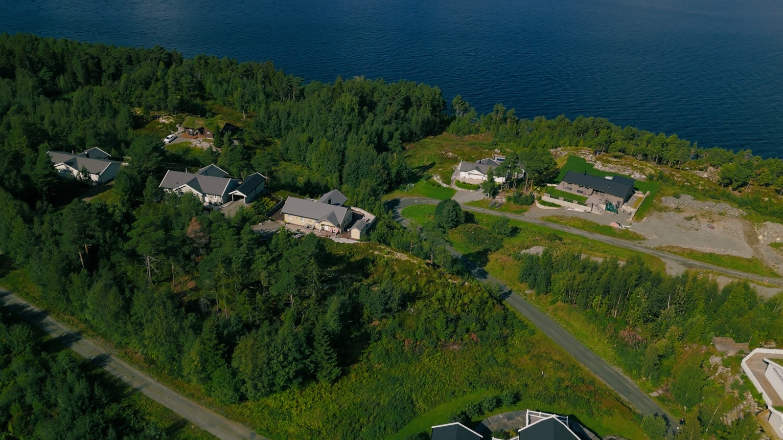 Sentralt plassert tomt med alle nødvendige fasiliteter i nærheten. Galleribilde