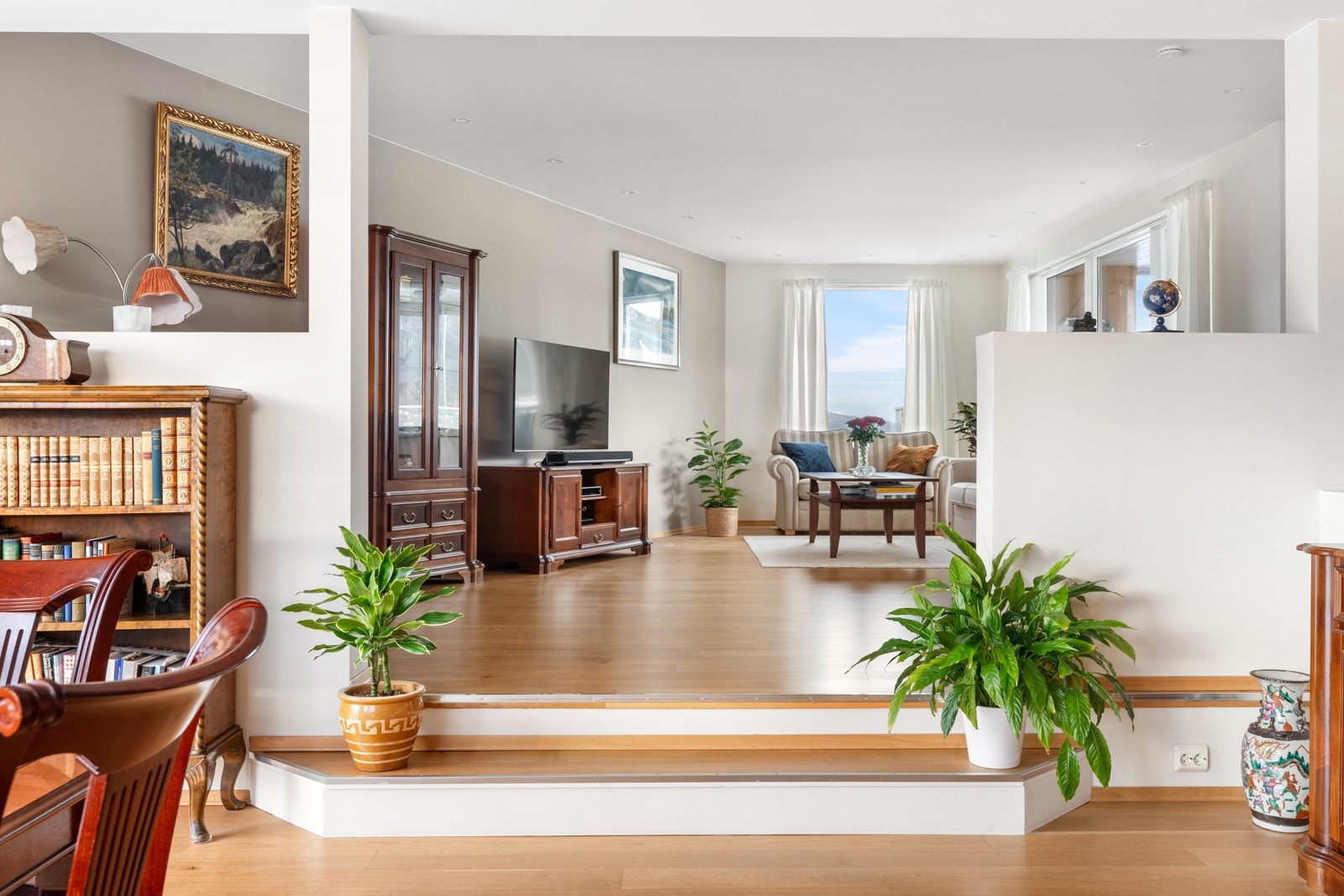 Rommet er delt i to halvplan, med spisestue i nederste del og TV-stue og kontor i den andre delen. Galleribilde