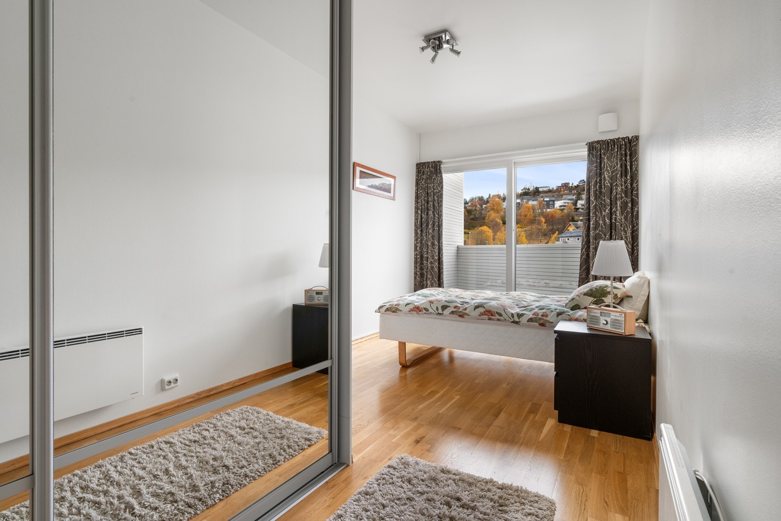 Alle soverommene er innredet med store garderobeskap med god oppbevaringsplass. Galleribilde