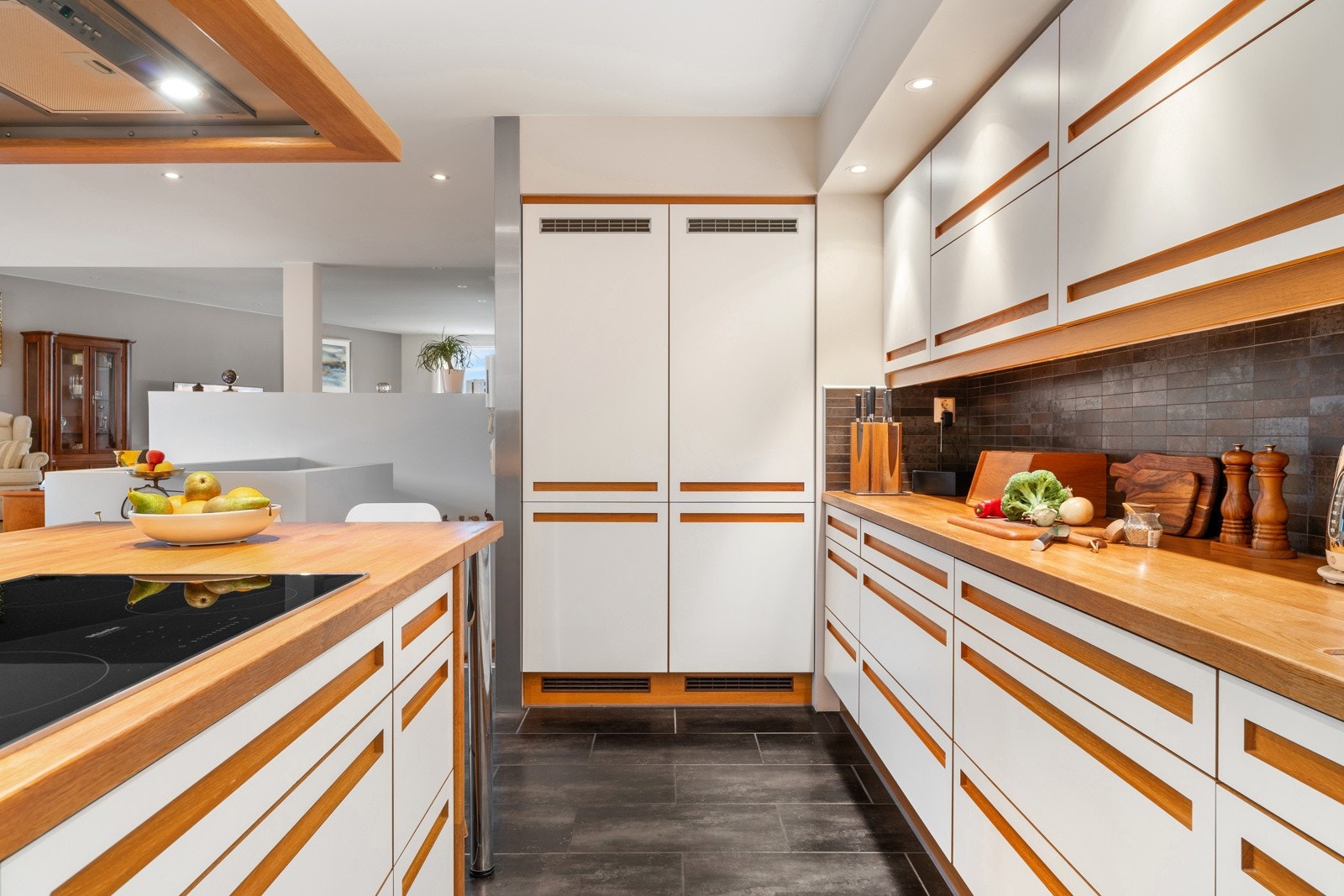 Her har man alt man trenger av integrerte hvitevarer som kjøleskap, fryseskap, stekeovn, dampovn og oppvaskmaskin. Hvitevarer fra Miele. Galleribilde