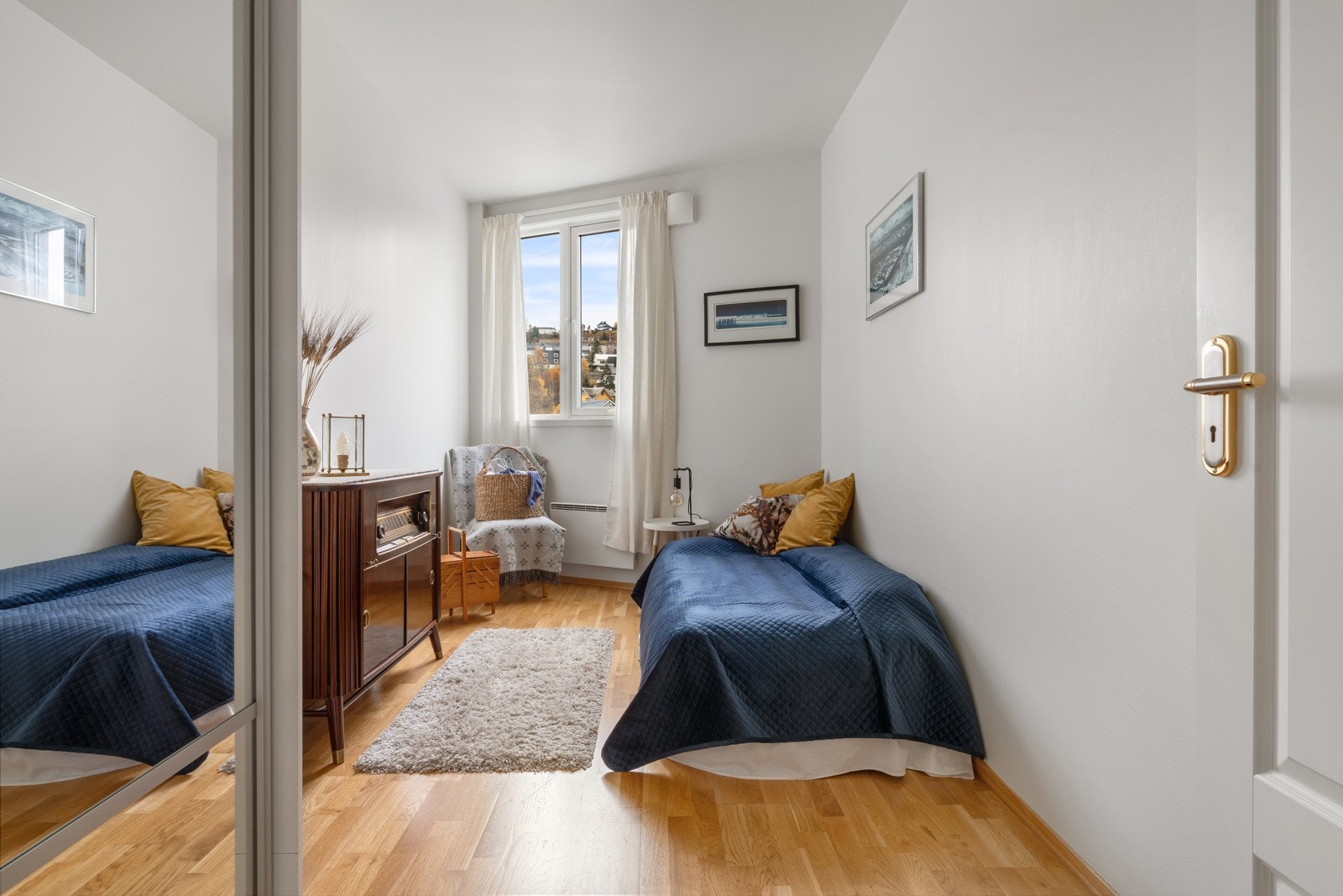 Ett av soverommene har utgang til en liten luftebalkong. Galleribilde