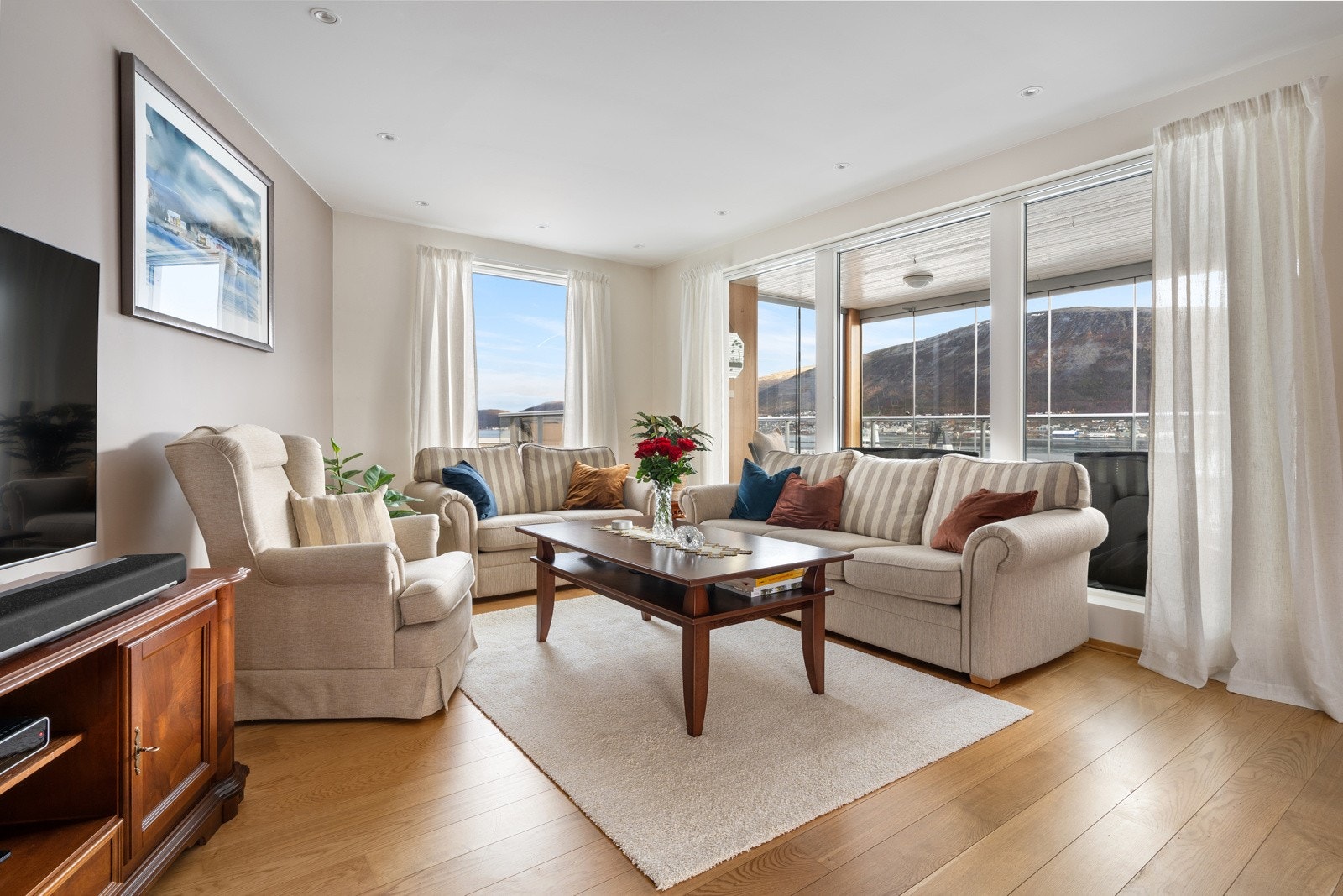 Her er det god plass for både sofagrupper og TV. Galleribilde