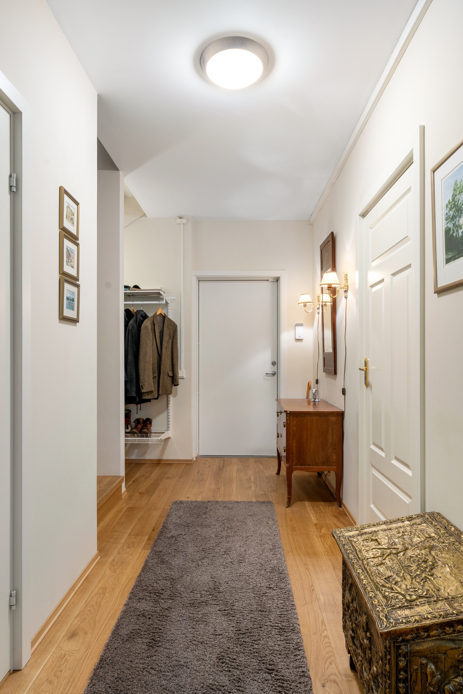 Entreen/gangen på dette planet har gode oppbevaringsmuligheter for sko og yttertøy. Galleribilde