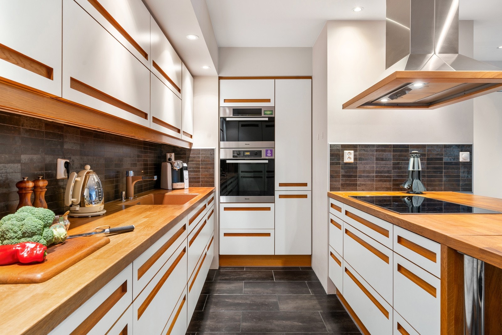 Kjøkkenet er praktisk utformet med stor kjøkkenøy som gir rikelig med oppbevaringsplass og gode arbeidsflater. Heltre benkeplate. Galleribilde