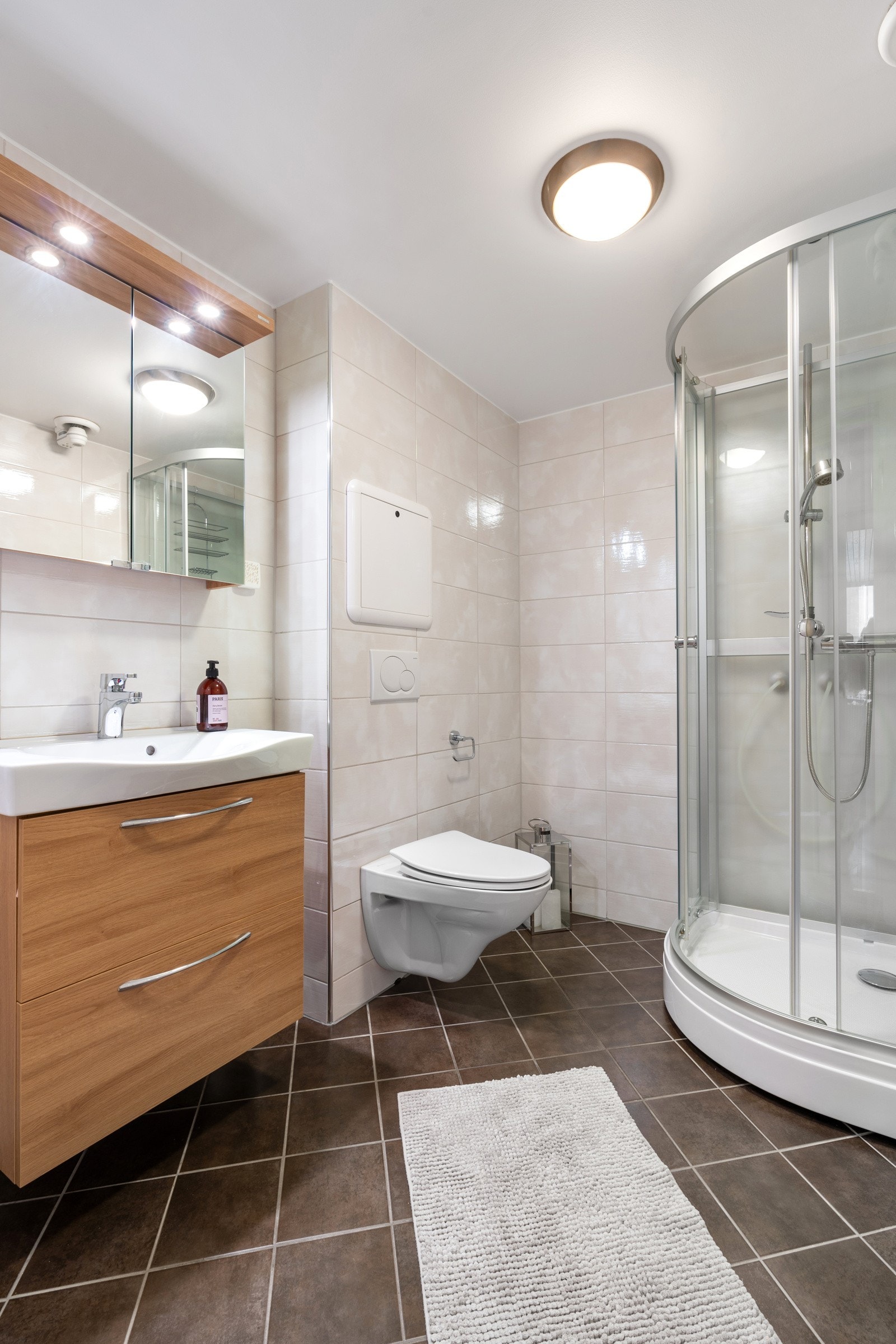 Det er også et bad med wc og dusjkabinett i denne etasjen. Badet er fra 2011/12. Galleribilde