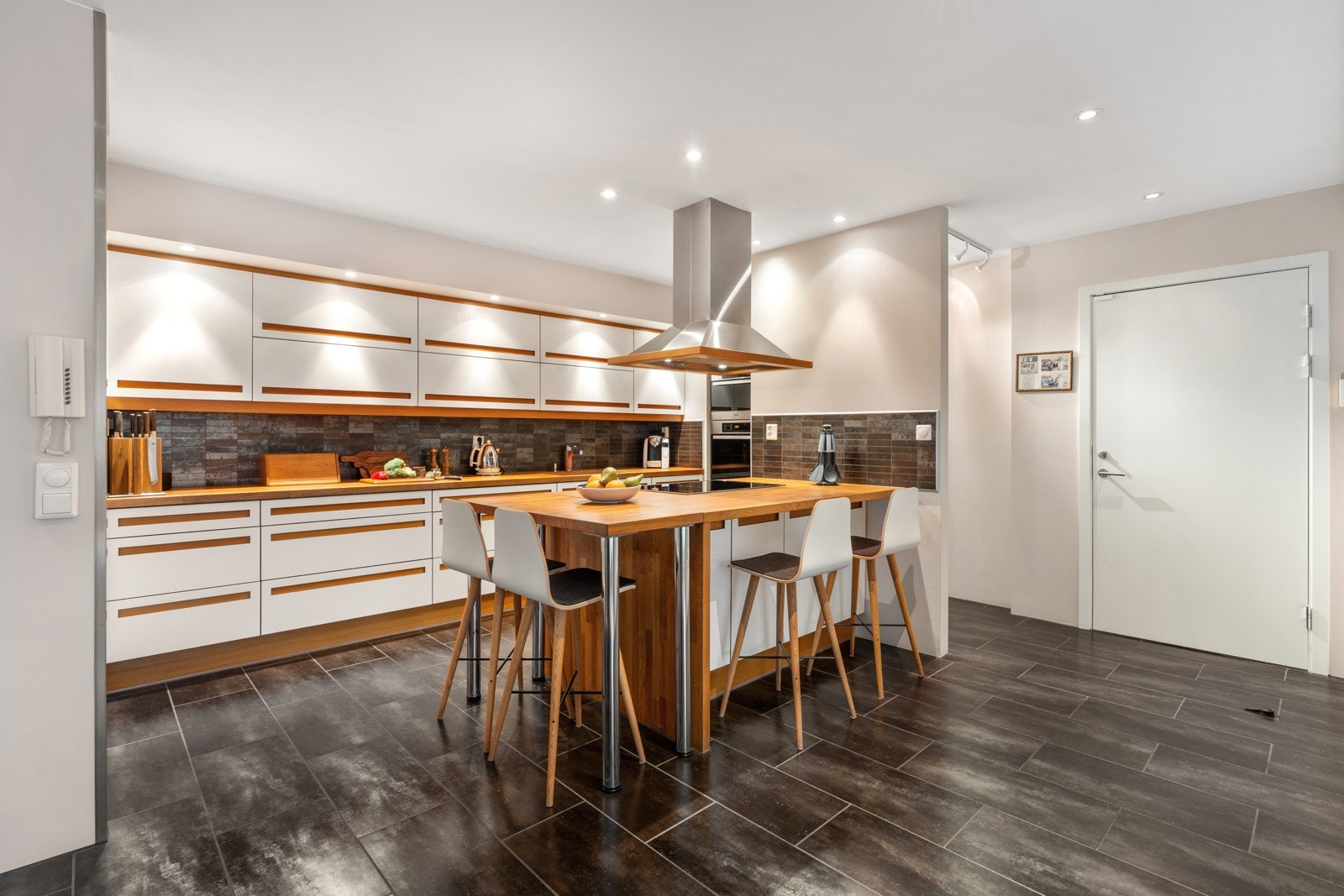 Det første som møter en i 5. etasje (plan 6) er det flotte kjøkkenet fra kvalitetsleverandøren JKE. Galleribilde