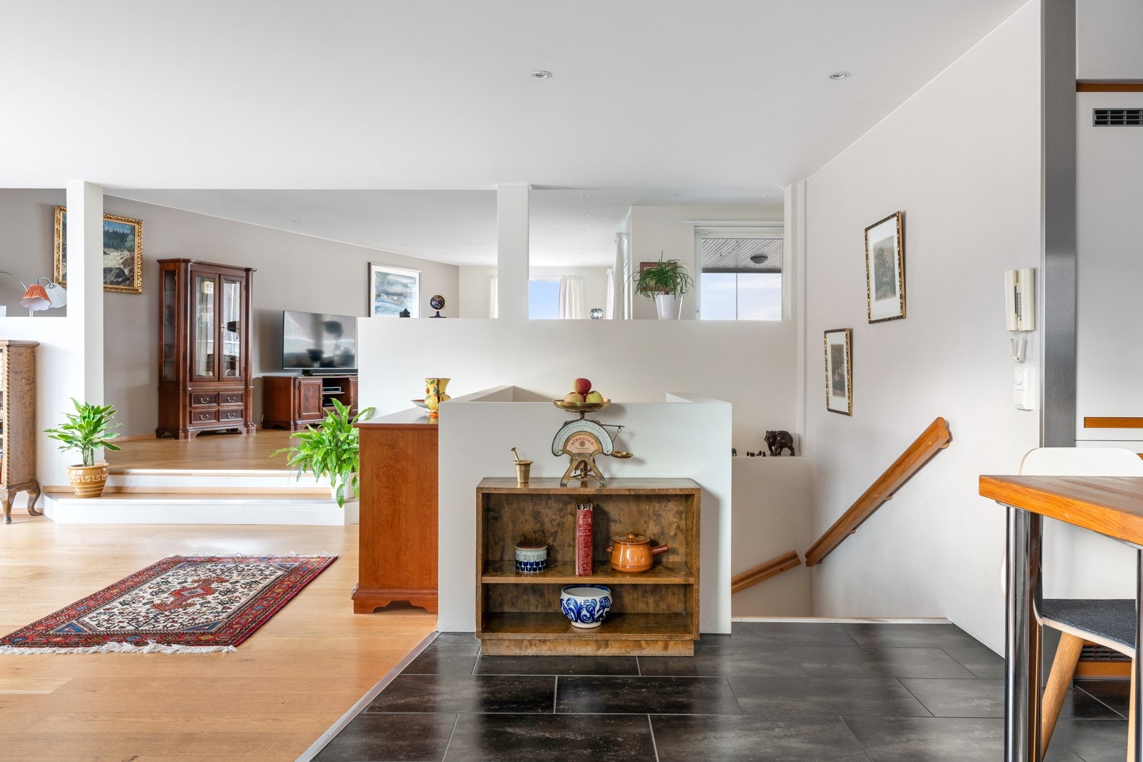 Trapp mellom etasjene. Man kan for øvrig også ta heisen mellom etasjene, og gå noen meter via fellesgangen. Galleribilde