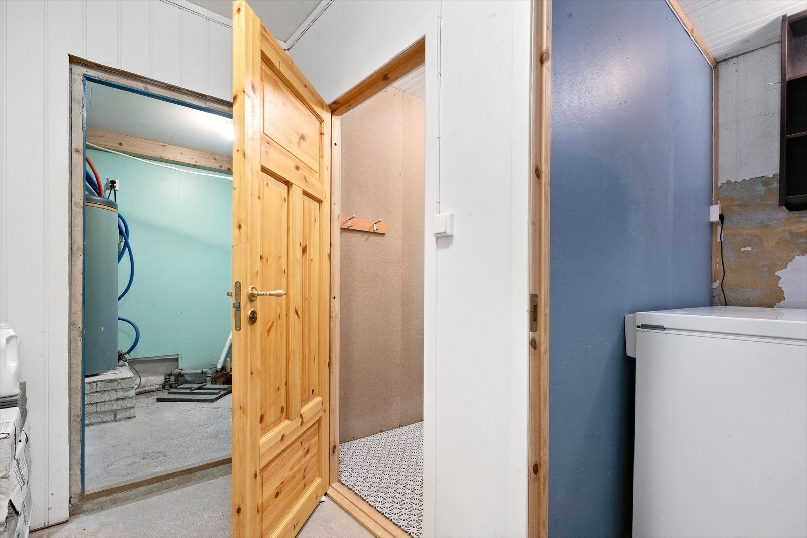 Det er god mulighet for oppbevaring i rom tilstøtende det innredet vaskerommet Galleribilde