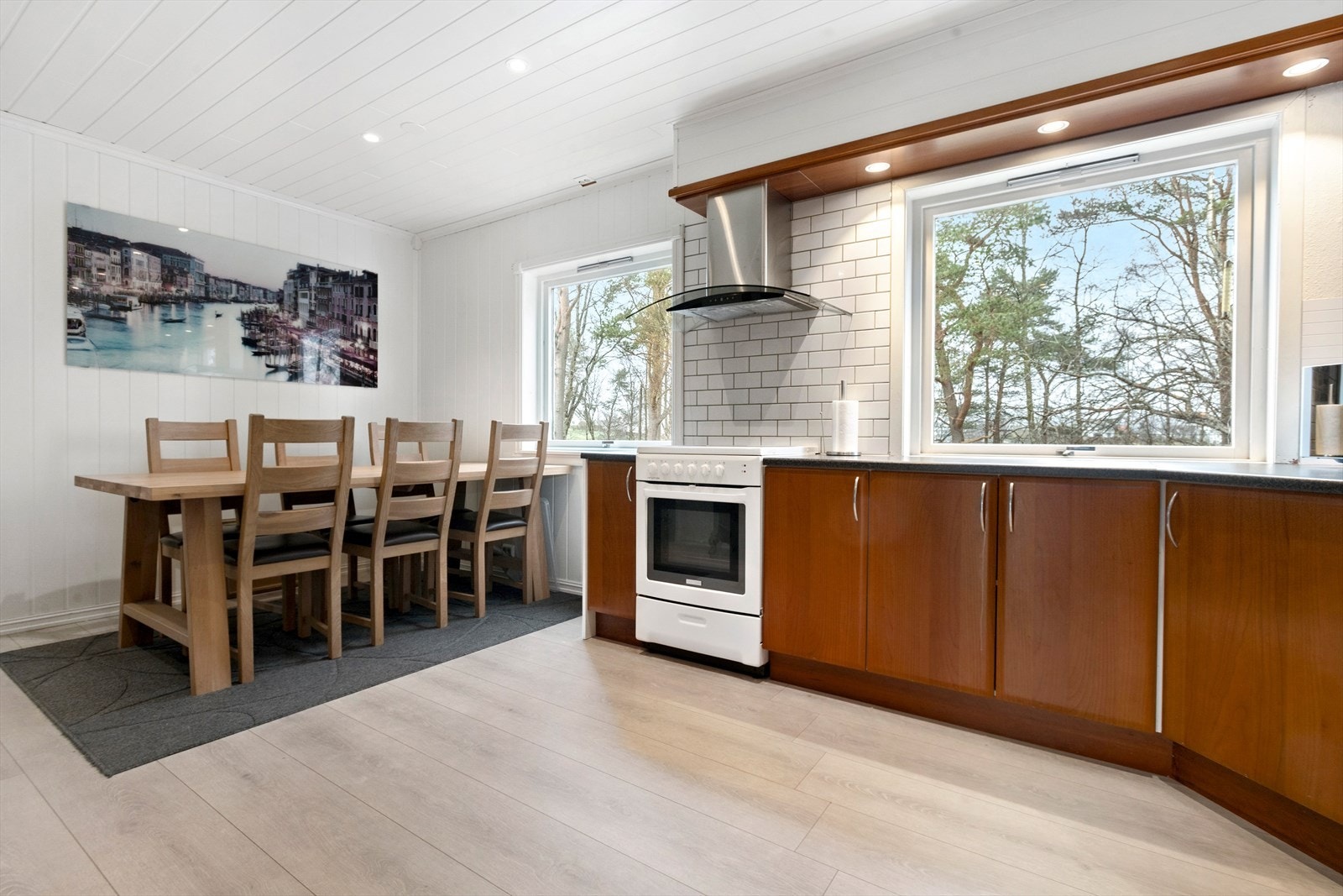 Kjøkkenet er innredet med oppvaskmaskin og komfyr. Galleribilde