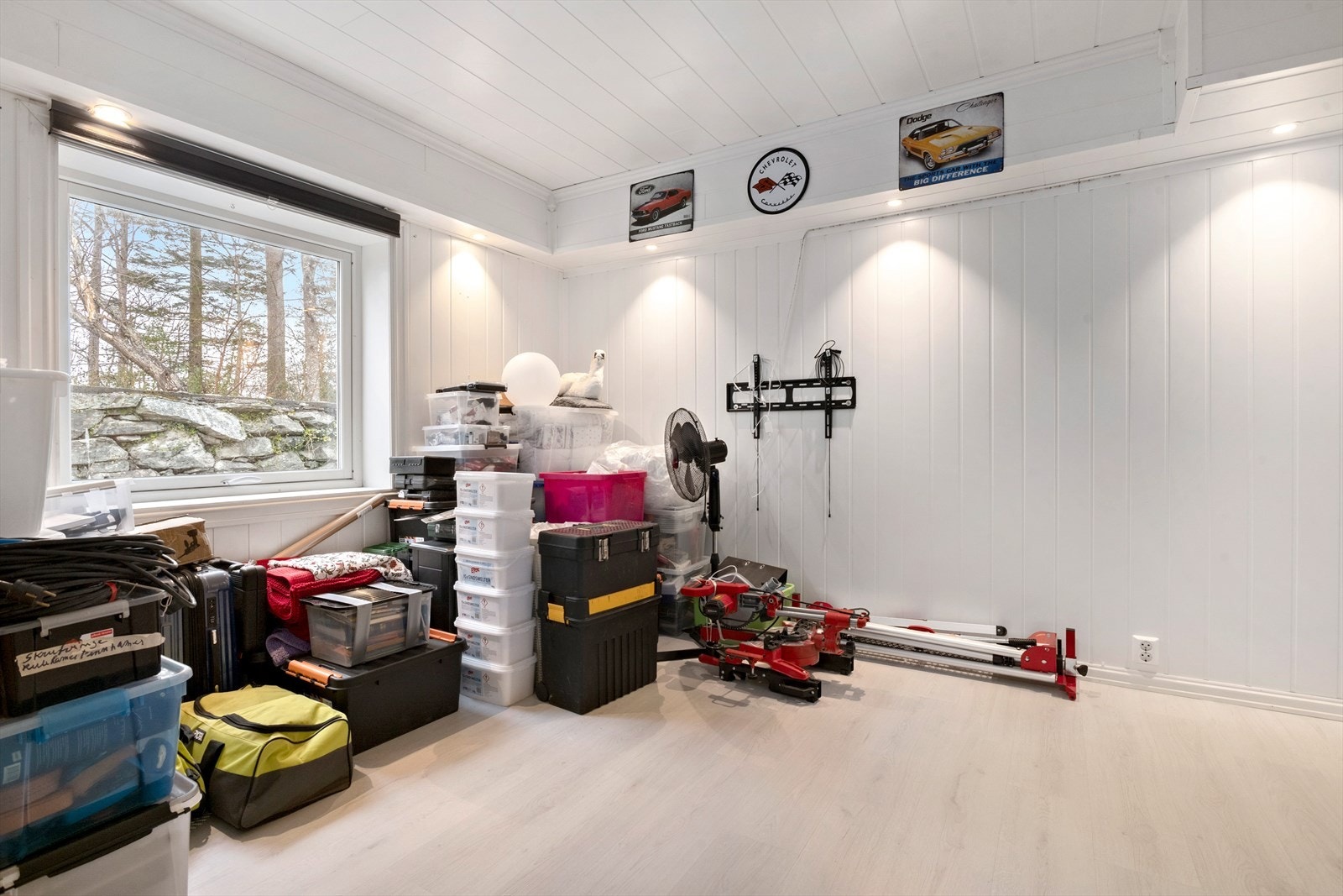 Tidligere vaskerom er innredet og tatt i bruk som TV-stue. Det er både utvendig og innvendig tilkomst til kjeller. Galleribilde