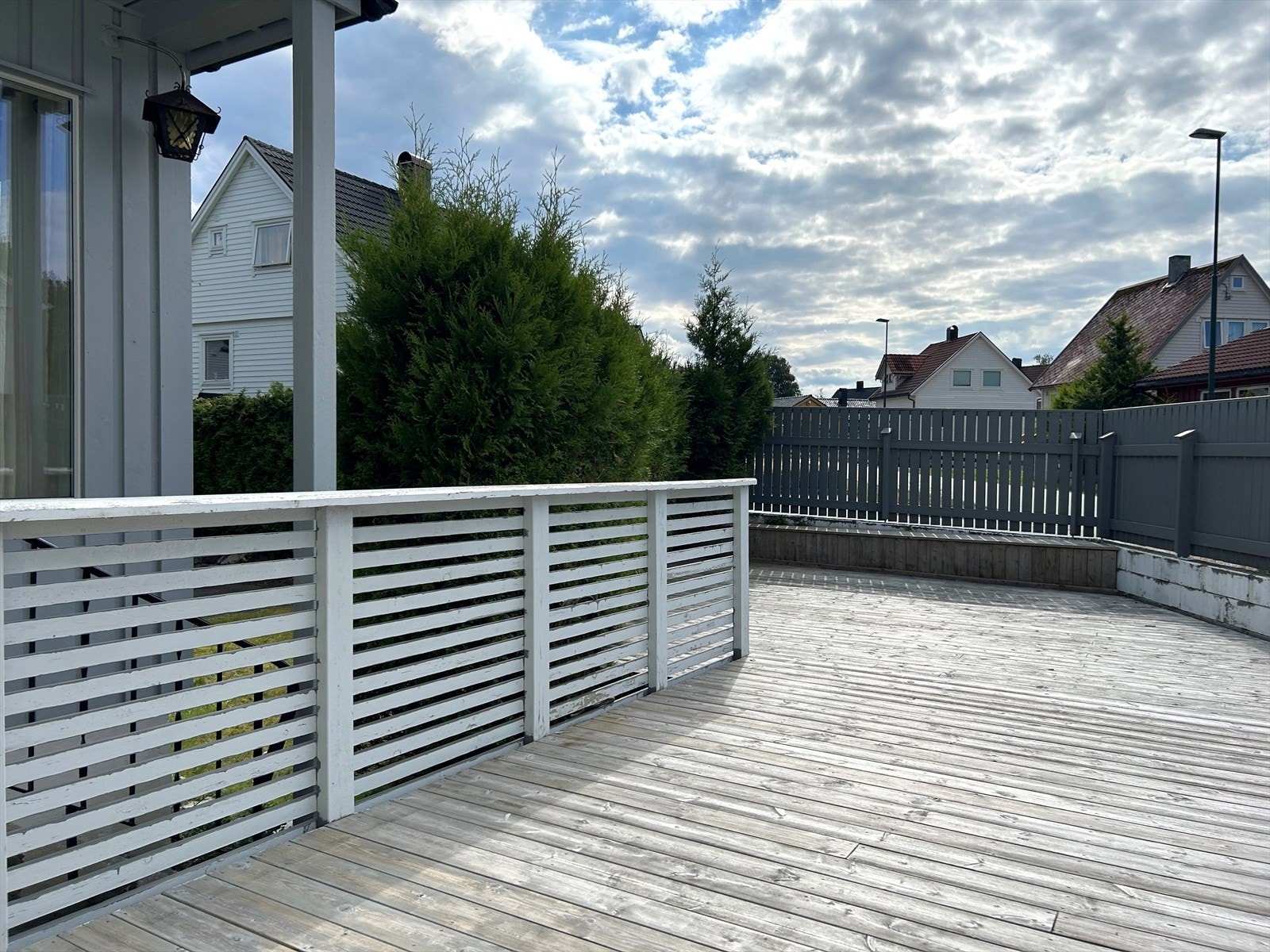 God plass til flere sittegrupper der man kan nyte varme sommerdager. Galleribilde