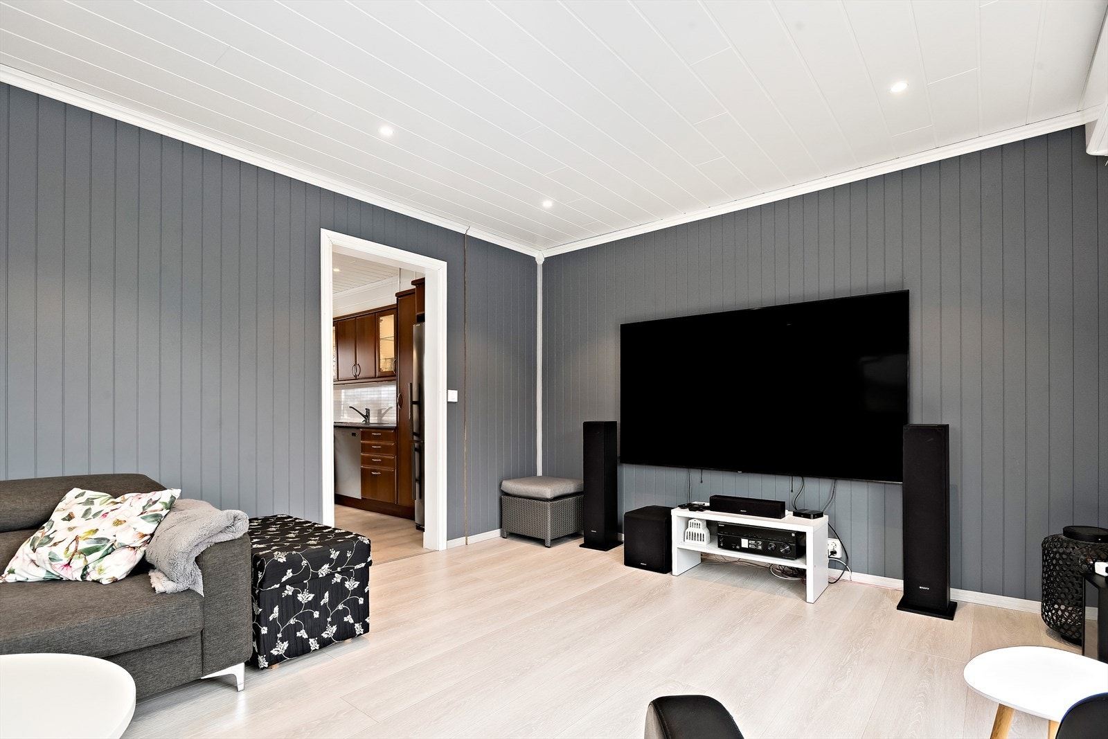 Det er laminat på gulv og spottbelysning i taket. Galleribilde