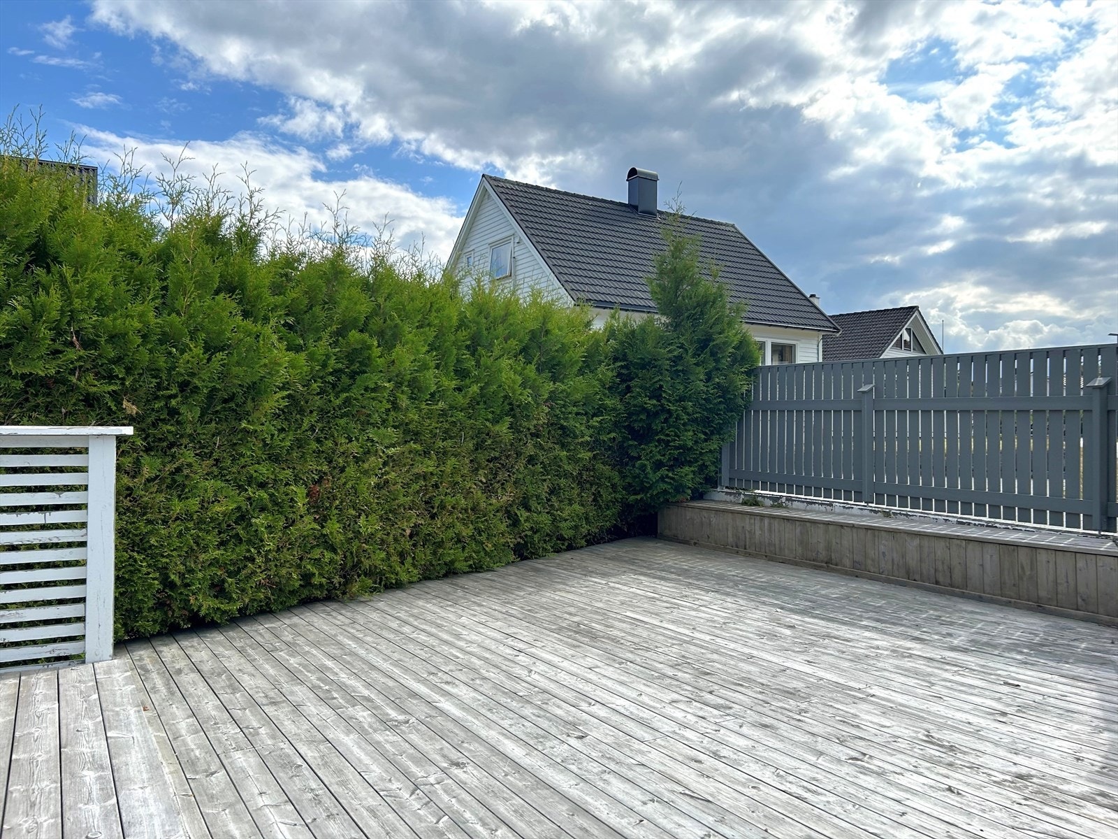 Trerekkverk og hekk mot Prof. Gjelsvikveg som skjermer for innsyn Galleribilde