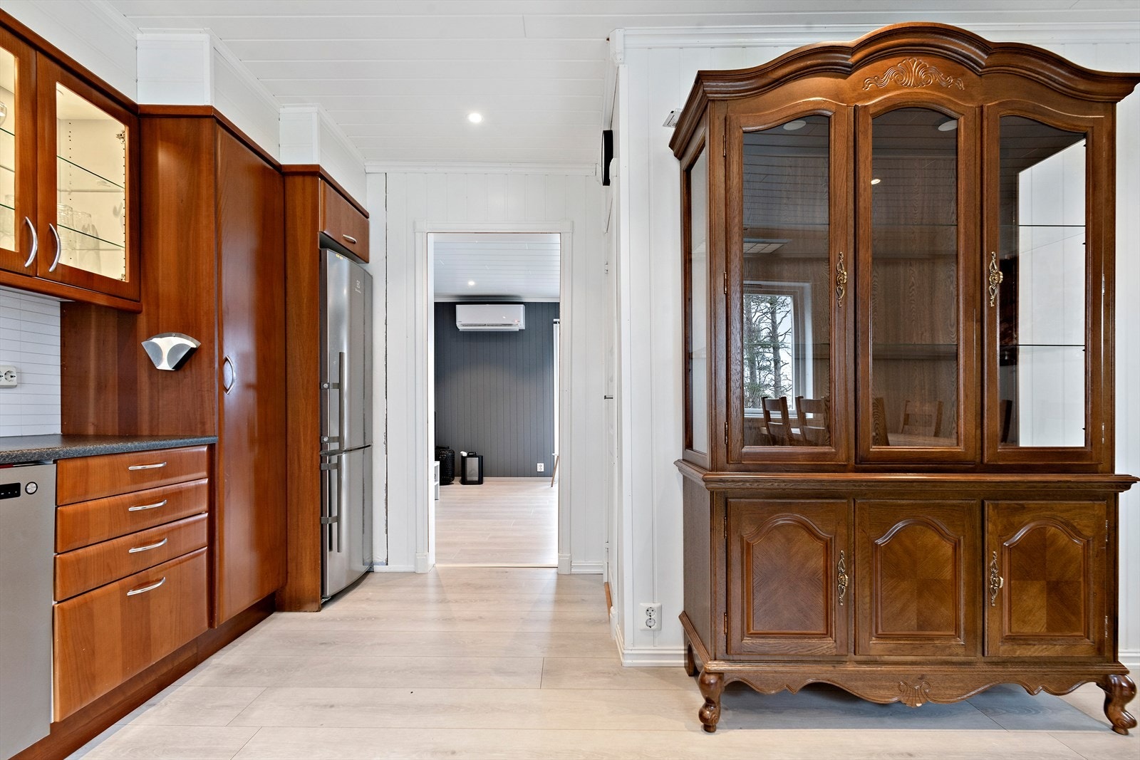 Rikelig med skap- og benkeplass. Galleribilde