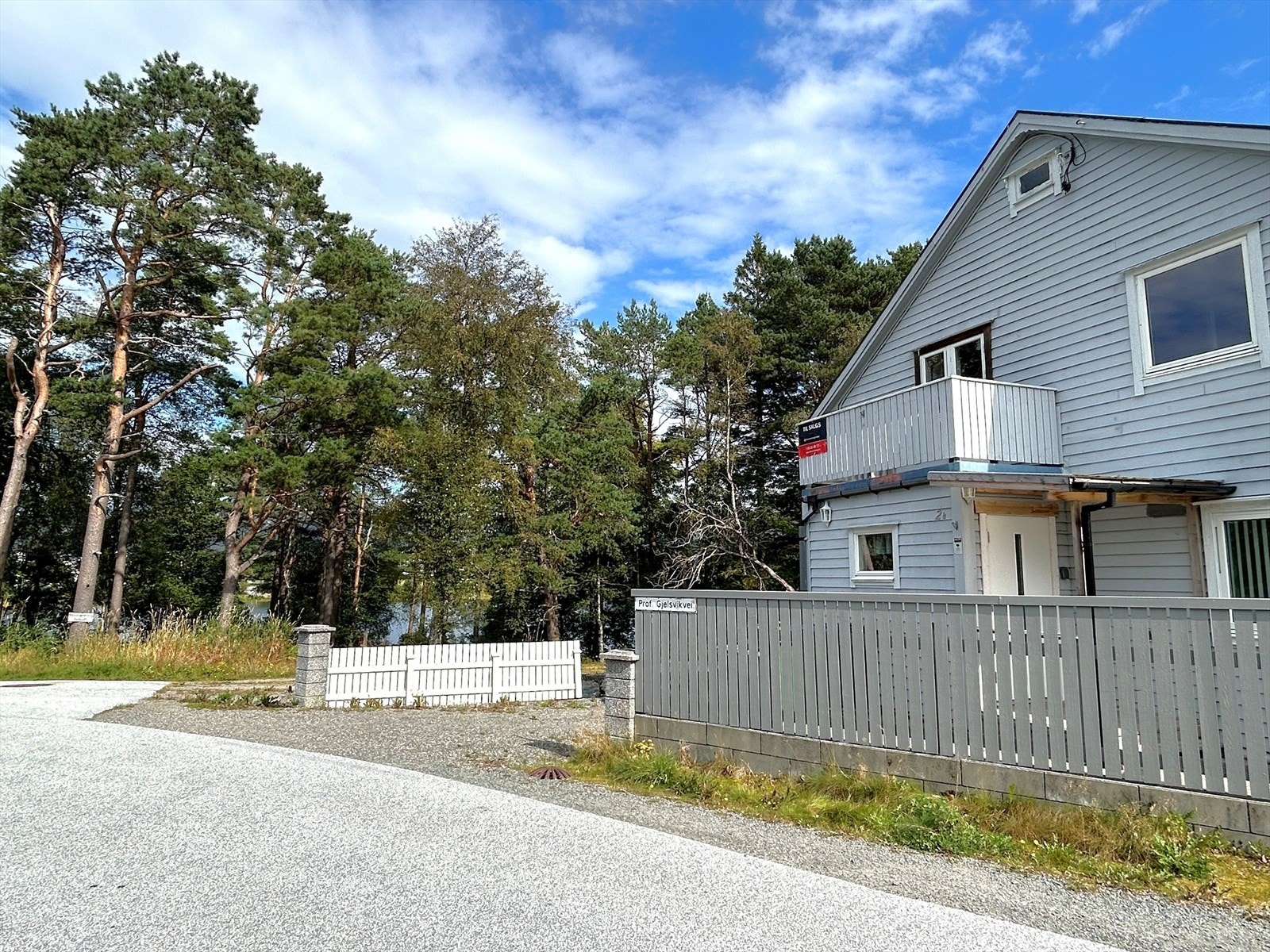 Biloppstillingsplass like ved inngangspartiet Galleribilde