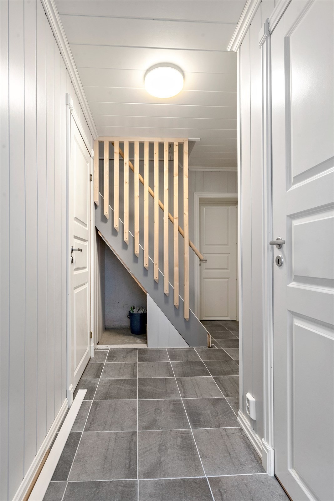 Boligens underetasje inneholder ett innredet rom, toalettrom, 3 boder, vaskerom og gang. Galleribilde