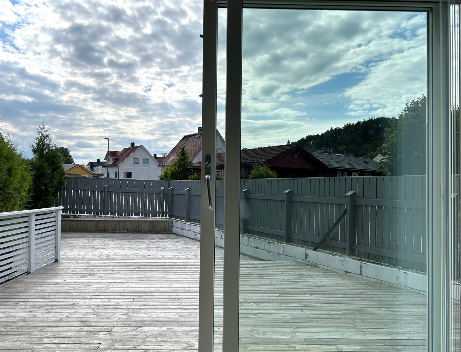 Stor terrasse oppmålt ca. 67 m². Galleribilde