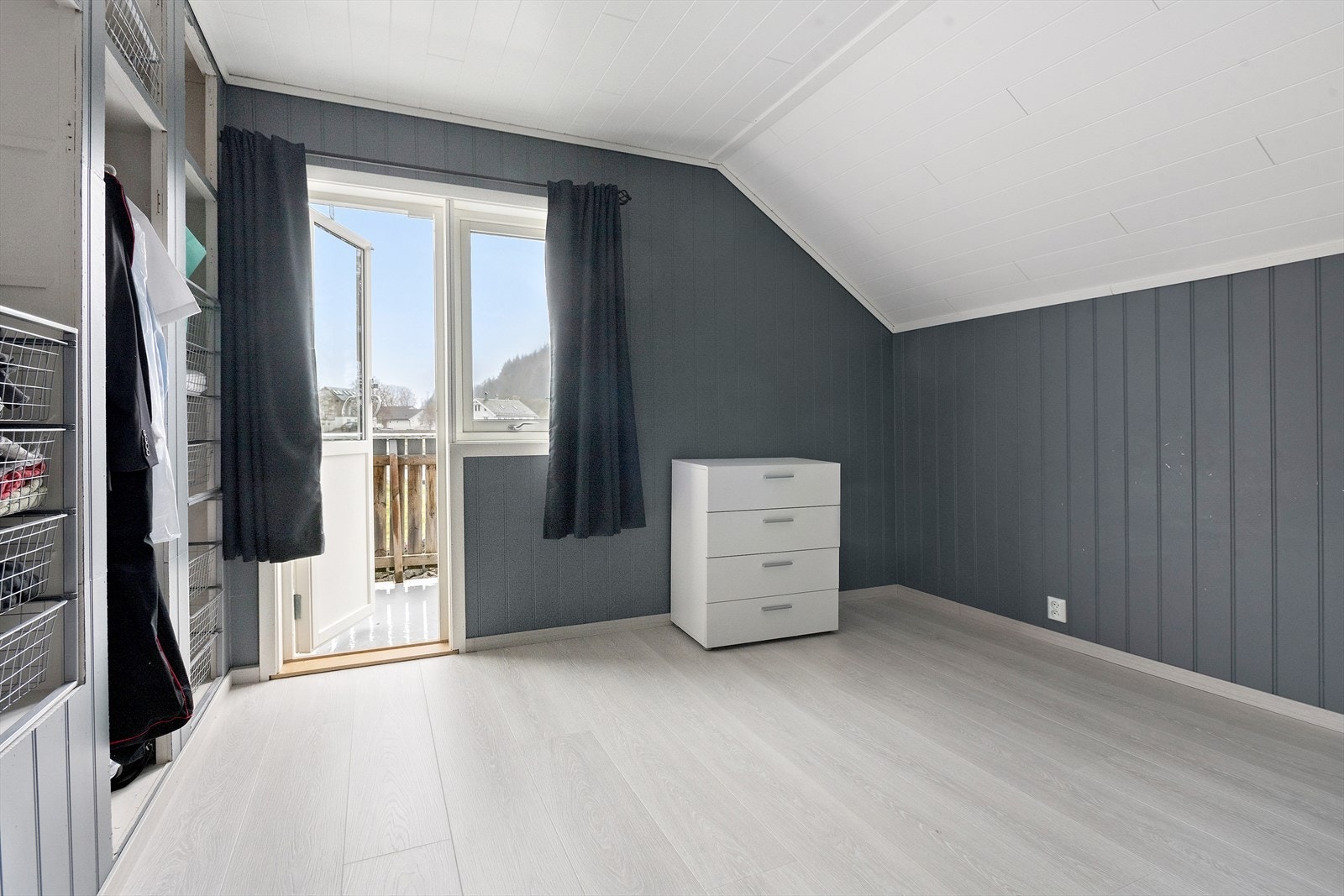 Hovedsoverommet er av god størrelse med innebygget garderobeskap som gir rikelig med oppbevaringsplass. Galleribilde