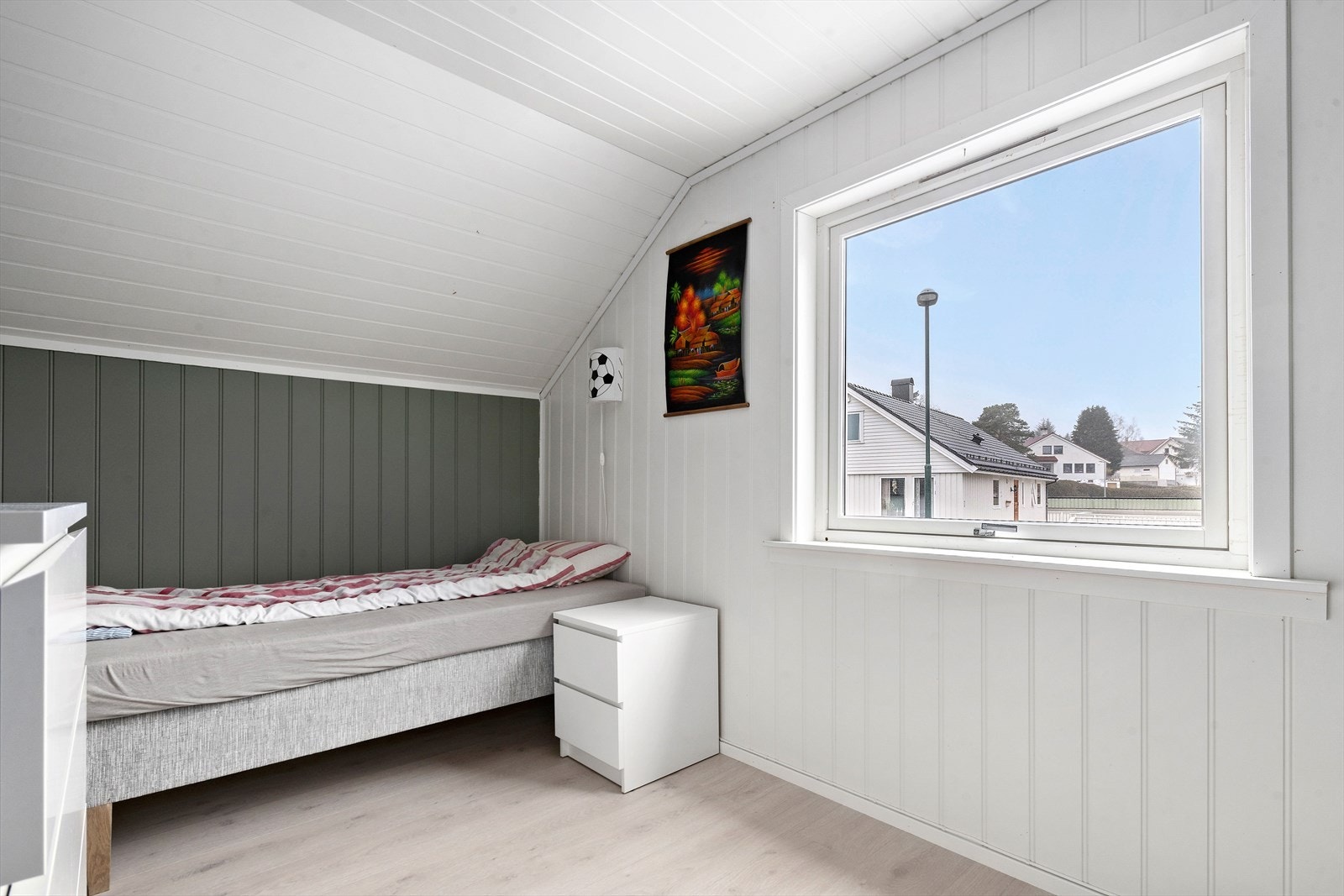 Soverom nr. 3 kan romme dobbeltseng, nattbord og kommode. Galleribilde