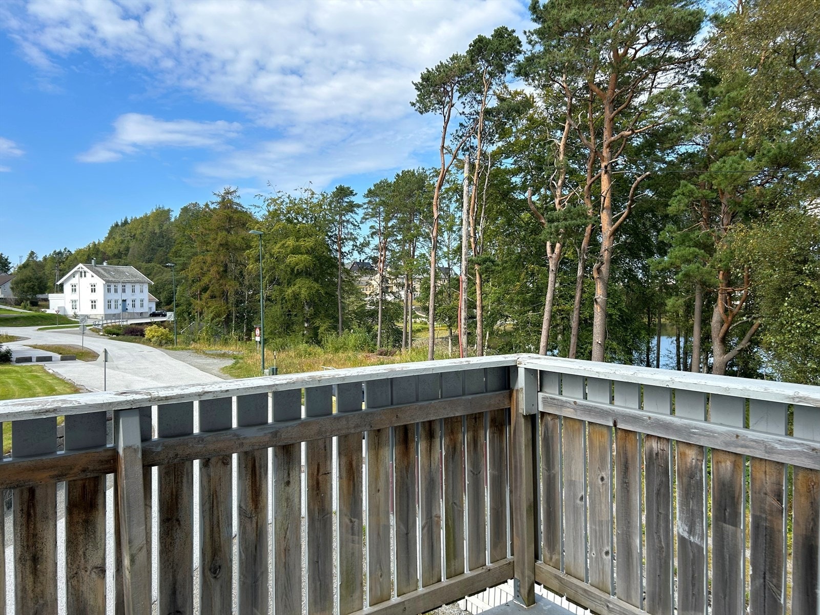 Balkong i tilknytning til soverom i 2.etg. Utsikt mot vest og til Storevatnet Galleribilde