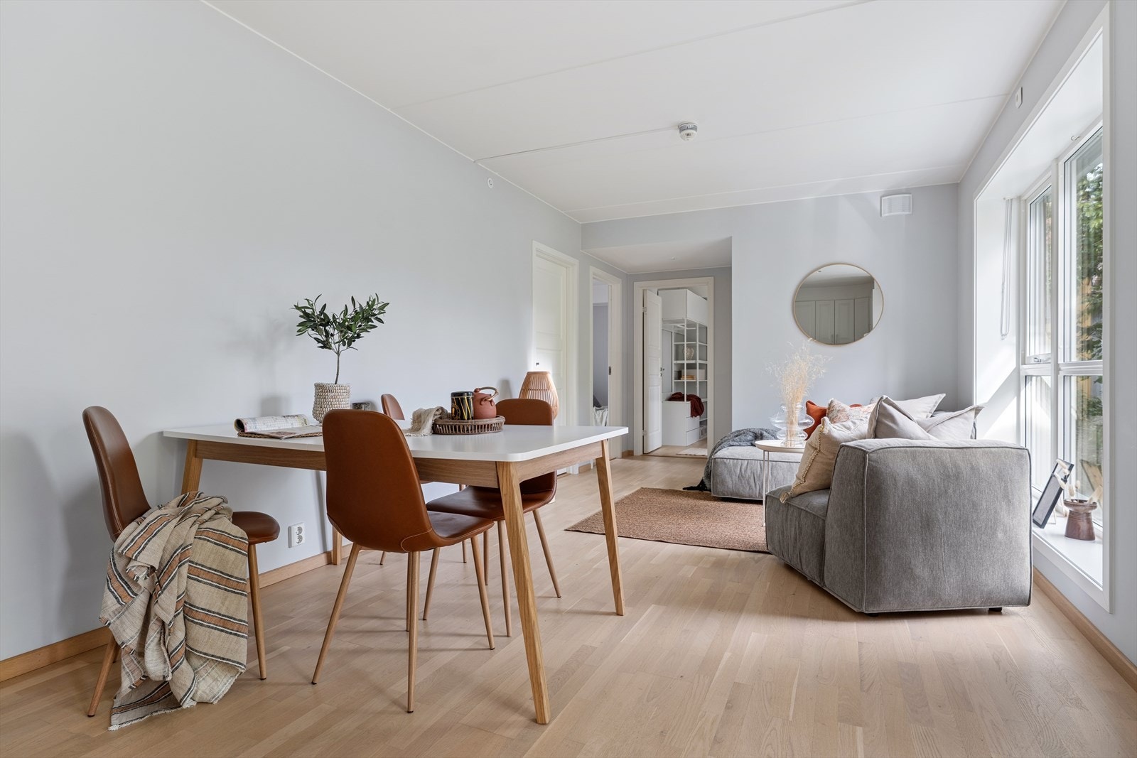 Spisebordet, gjør stuen til et funksjonelt og innbydende rom for både avslapning og måltider. Galleribilde