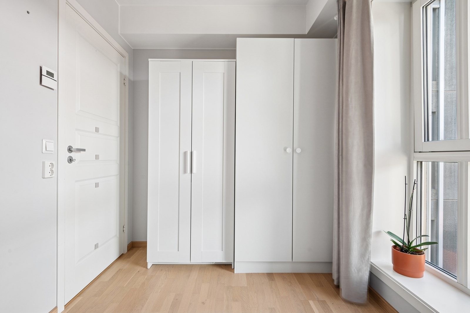 I tillegg har rommet effektiv garderobeløsning. Galleribilde