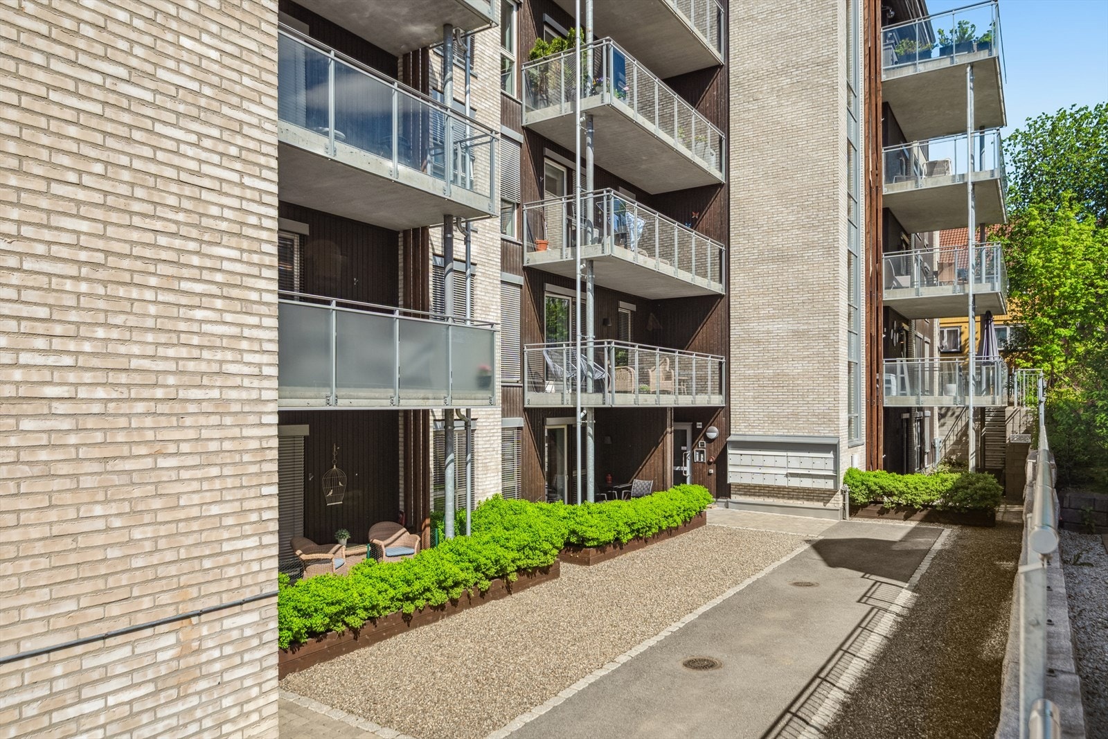 Leiligheten har en svært attraktiv og sentral beliggenhet i et trivelig boligområde, og ligger i byggets tredje etasje. Galleribilde