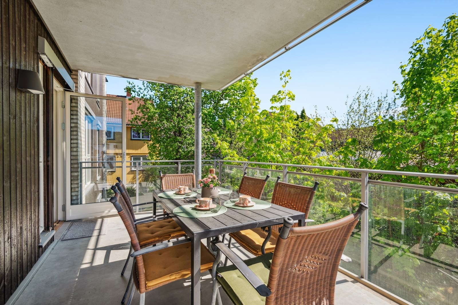 Terrassen tilbyr en koselig plass med rom til et bord og stoler, perfekt for hyggelige stunder utendørs. Galleribilde