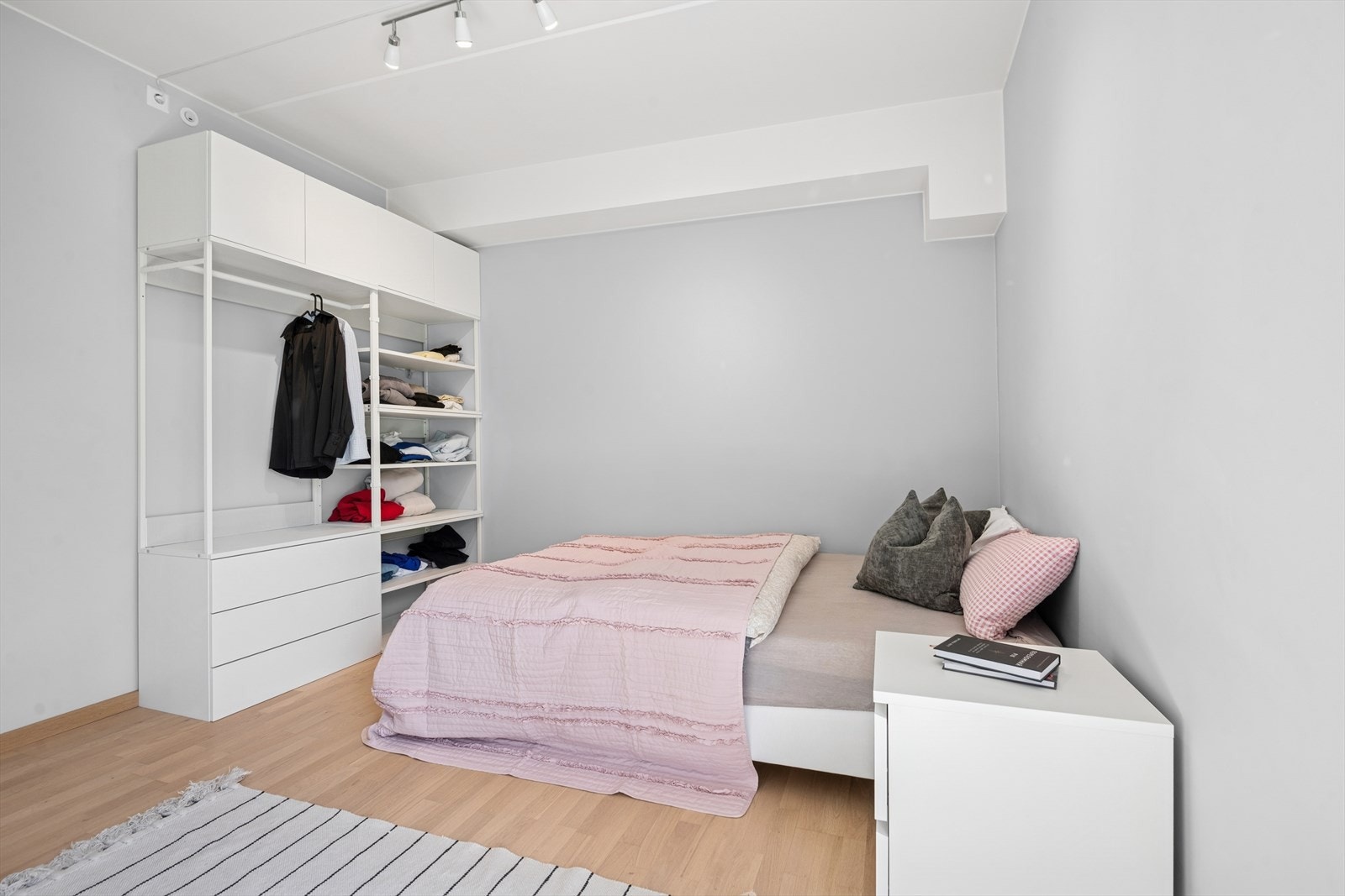 Hovedsoverommet har plass til en dobbeltseng, nattbord og garderobeskap. Galleribilde