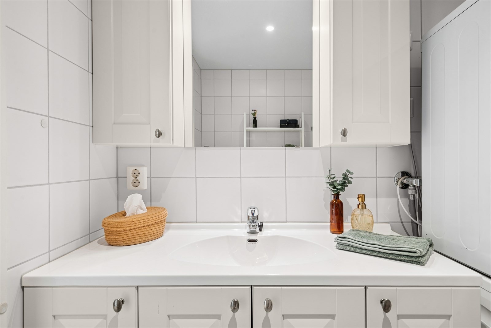 Praktisk servant med underskap for oppbevaring. Galleribilde