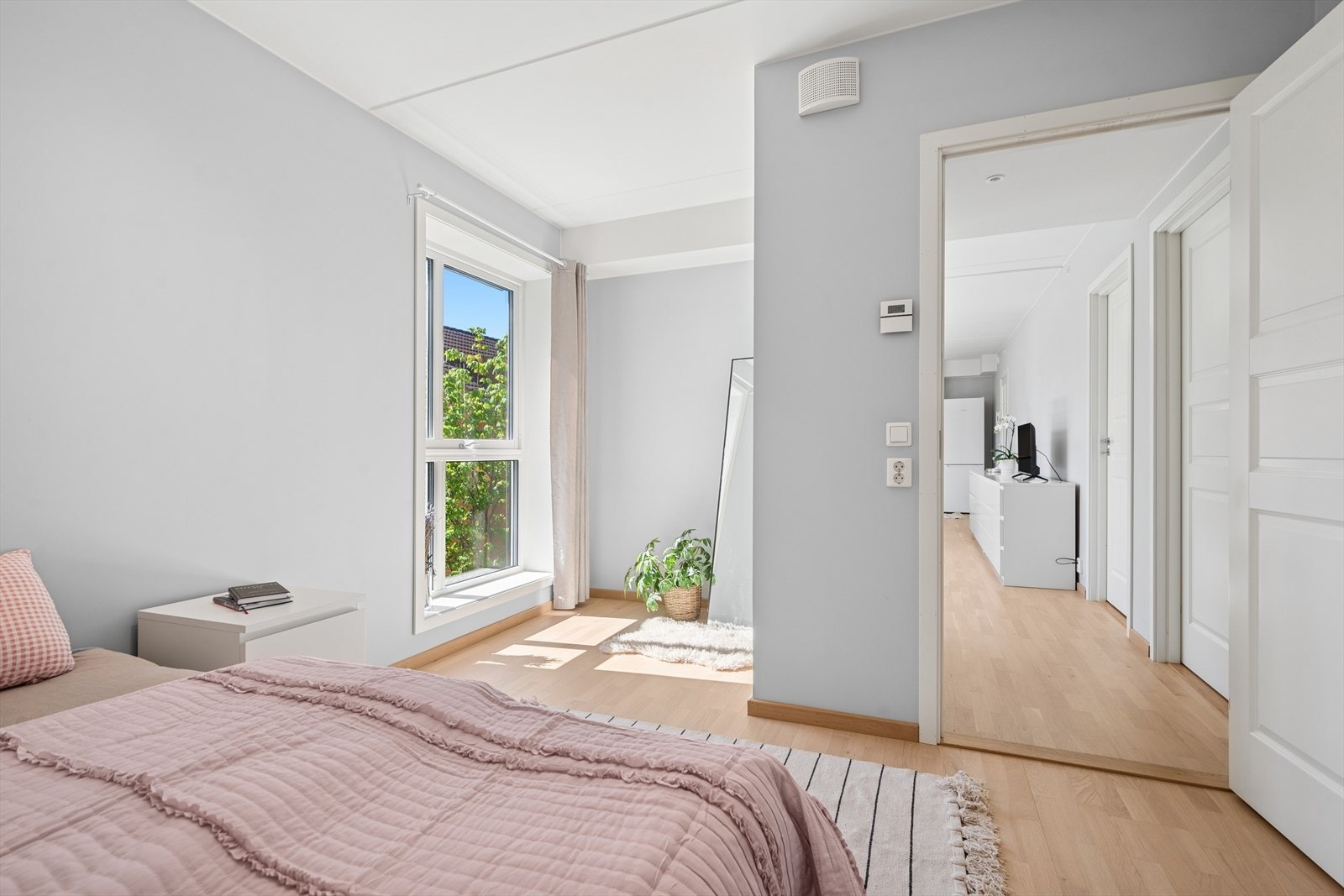 samt et hjørne som kan brukes til oppbevaring av tilbehør eller andre ting. Galleribilde