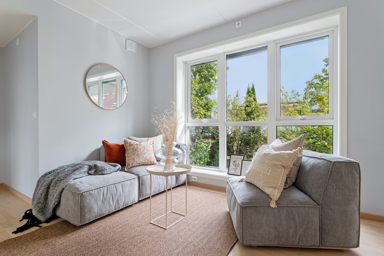 I stuen gir de store vindusflatene et lyst og luftig preg. Galleribilde