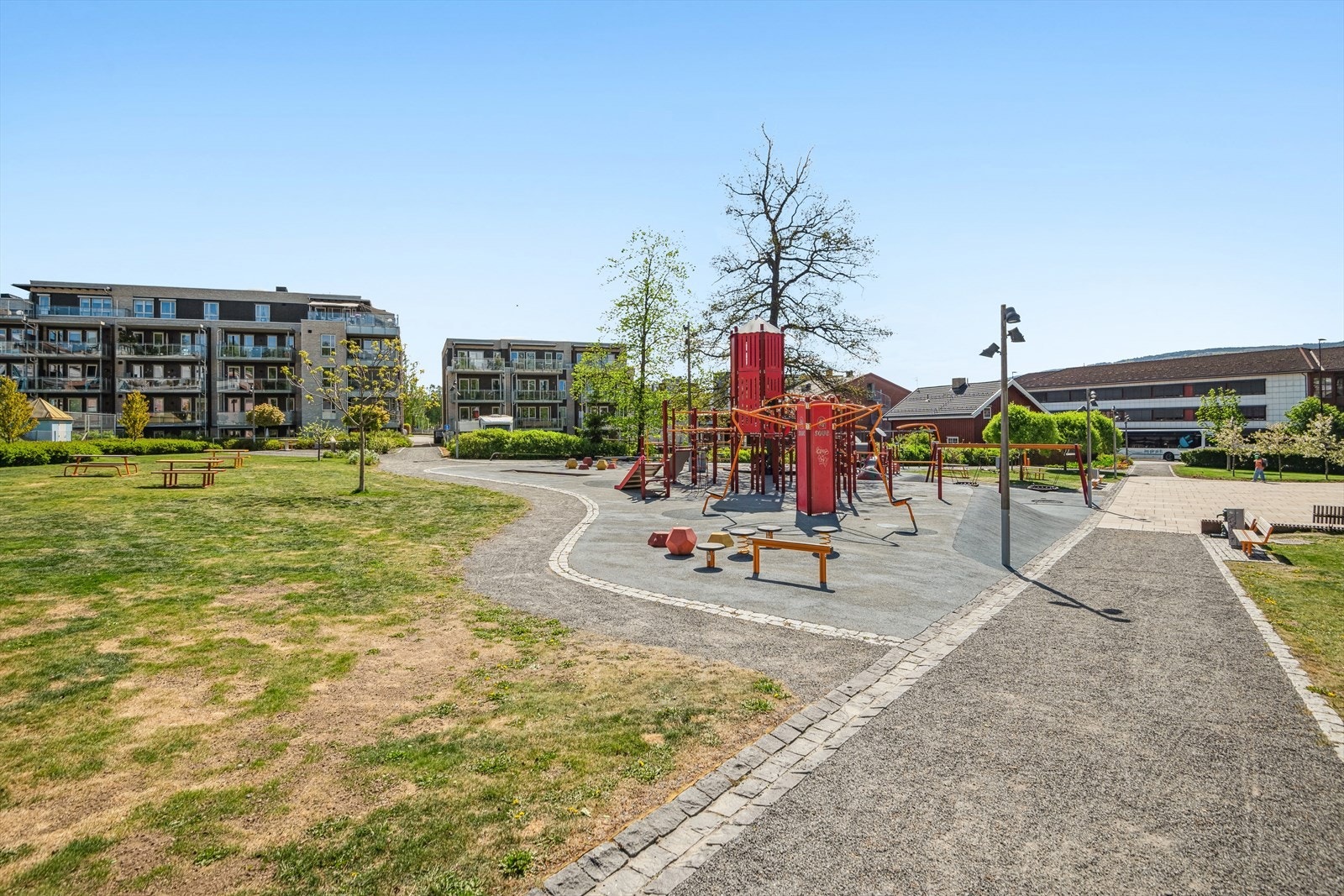 Lekeplassen ligger rett ved leiligheten, og gir barna et trygt og morsomt sted å leke og utforske. Galleribilde