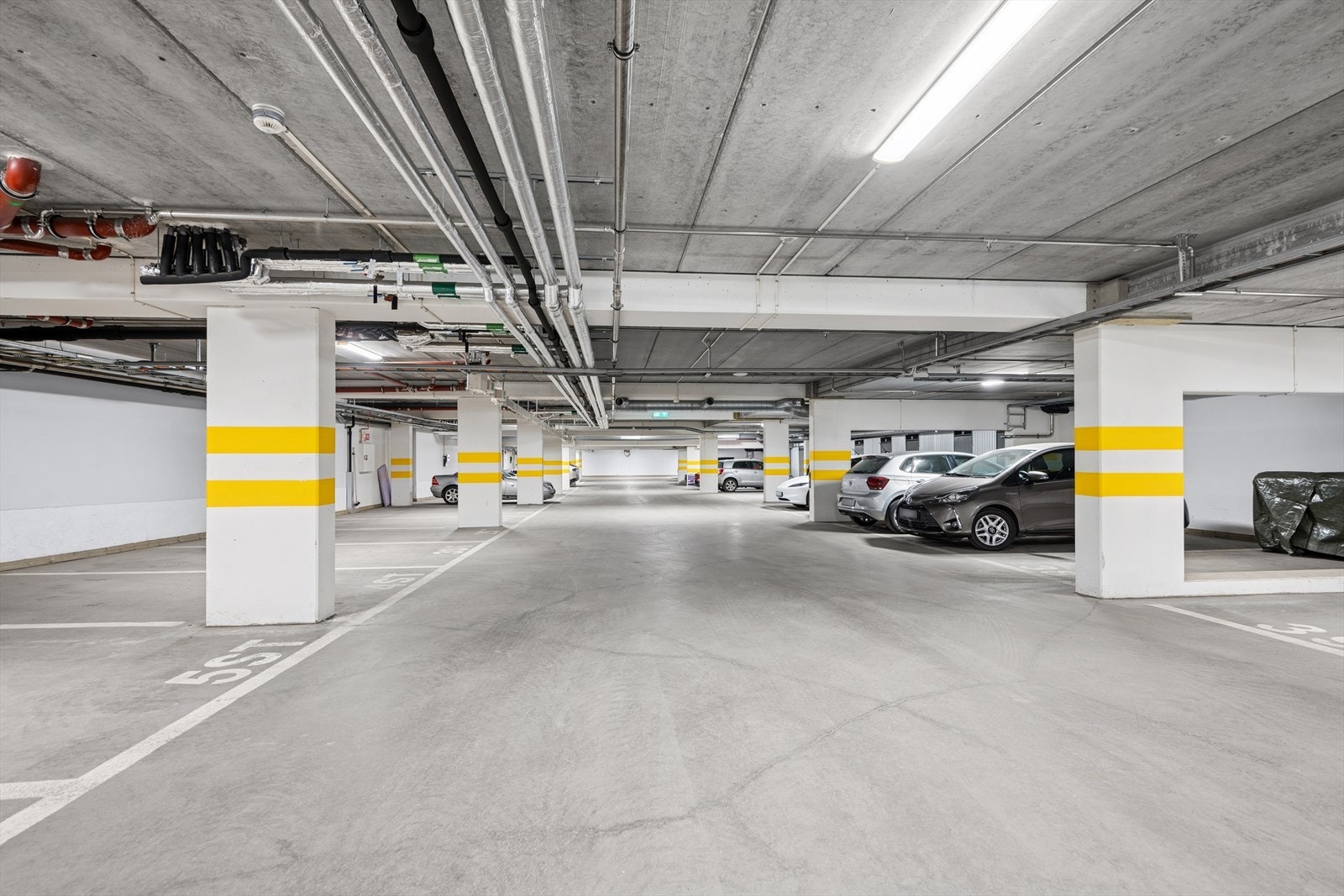 Biloppstillingsplass i felles garasjekjeller. Galleribilde