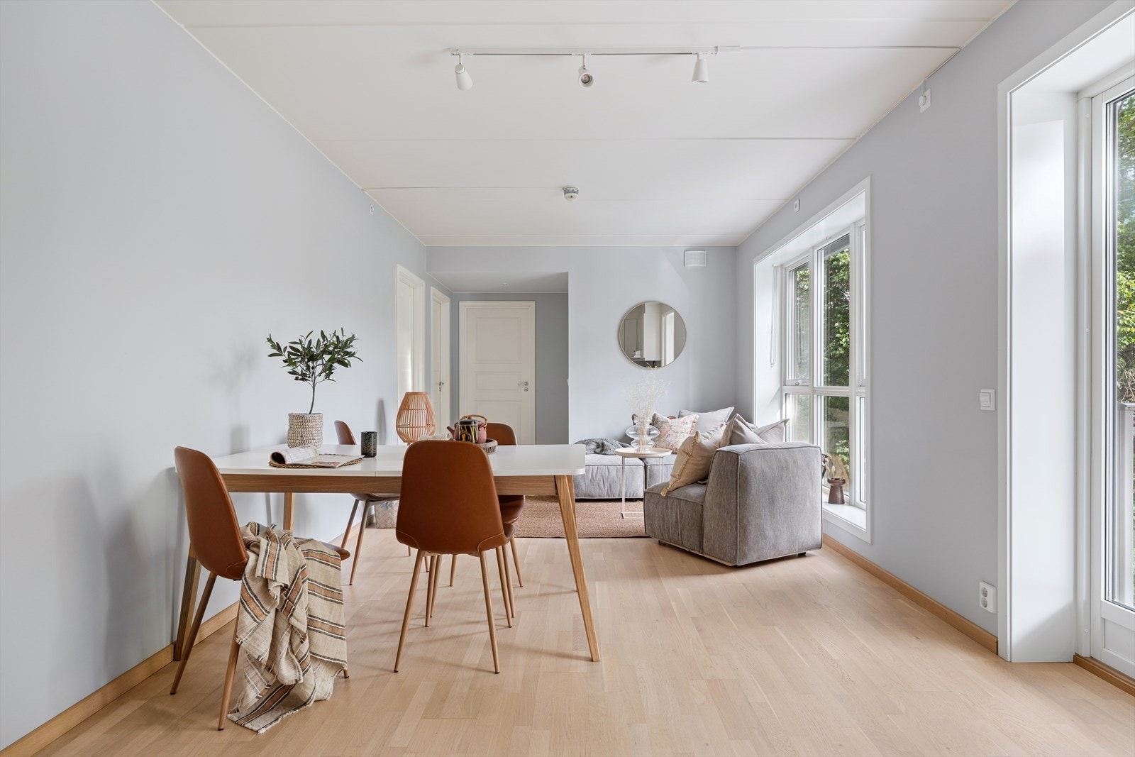 Den kompakte stuen har en smart planløsning som gir rom for en komfortabel sofa, TV-møblement og spisebord. Galleribilde