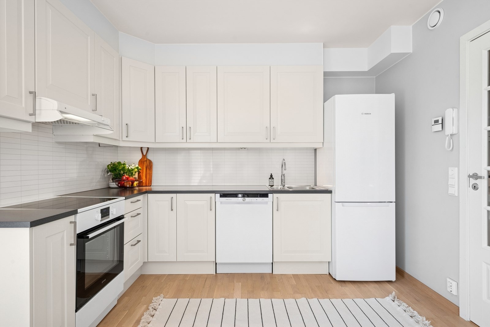 Kjøkkenet er praktisk utstyrt med plass til nødvendige hvitevarer, inkludert komfyr, oppvaskmaskin, kjøl- og fryseskap samt ventilator. Galleribilde