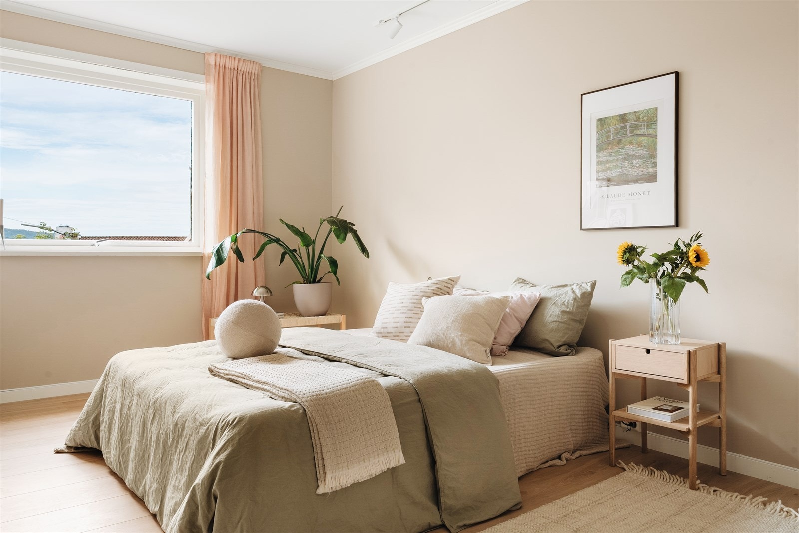 - Romslig soverom malt i en lun og moderne farge - Galleribilde