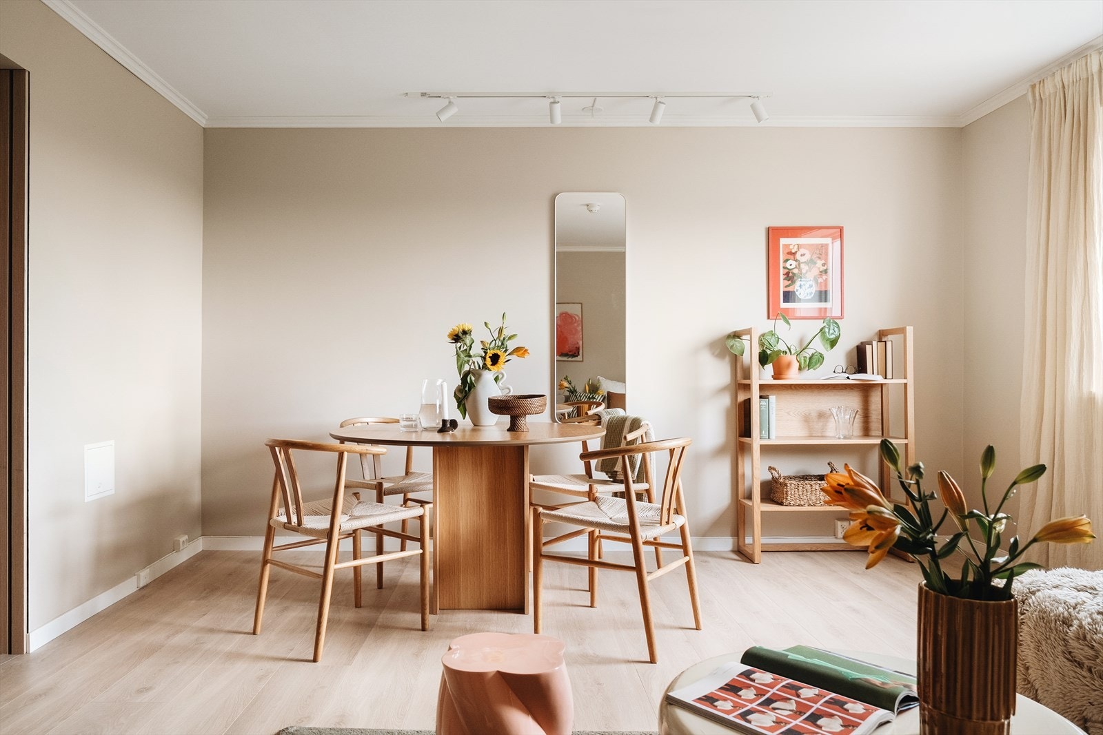 - Det er gjennomgående 1-stavs parkettgulv fra 2024, med unntak av badet - Galleribilde