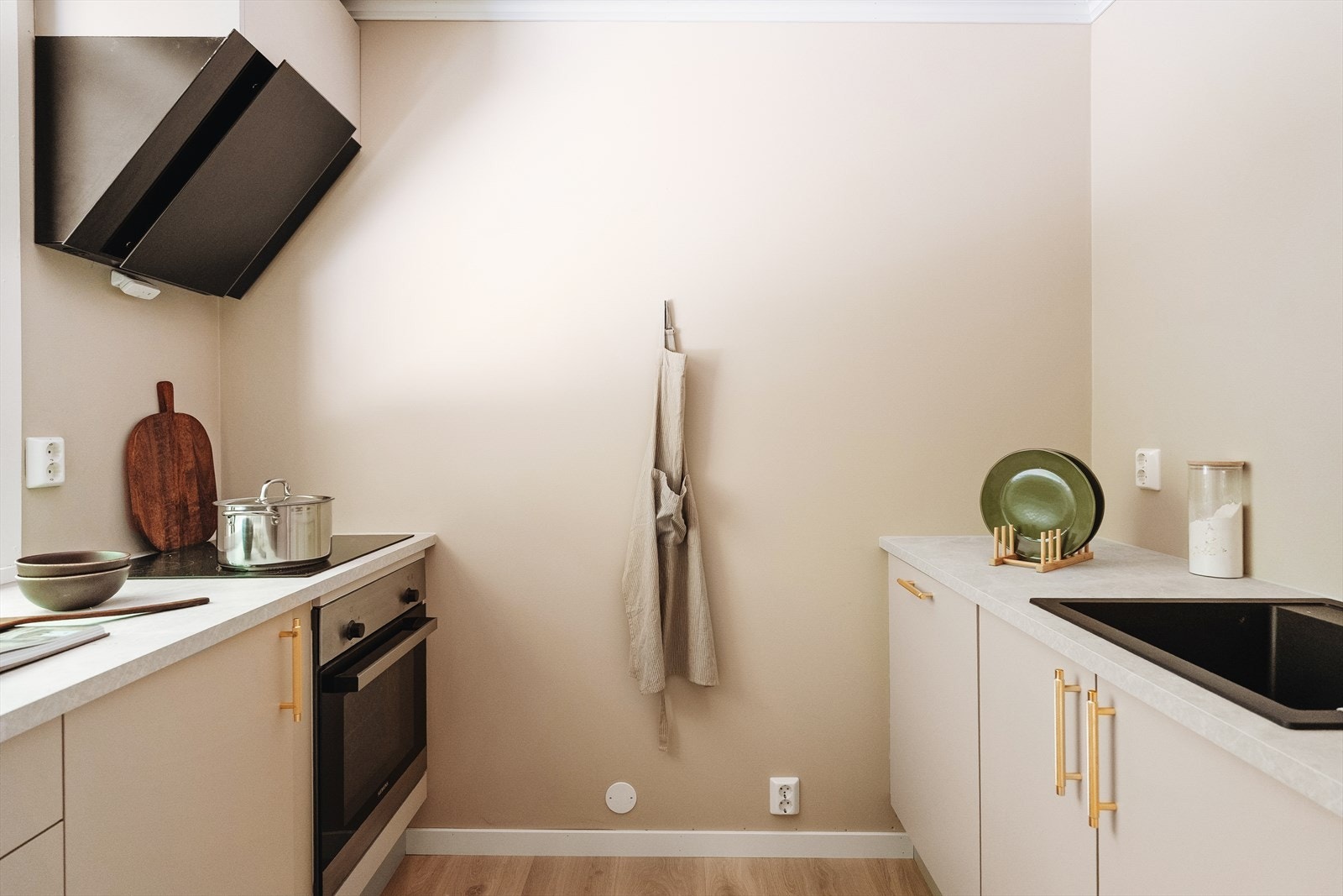 - Kjøkkenet er utstyrt med induksjonsplatetopp, stekeovn, oppvaskmaskin og kjøleskap. Til glede for ny eier! - Galleribilde