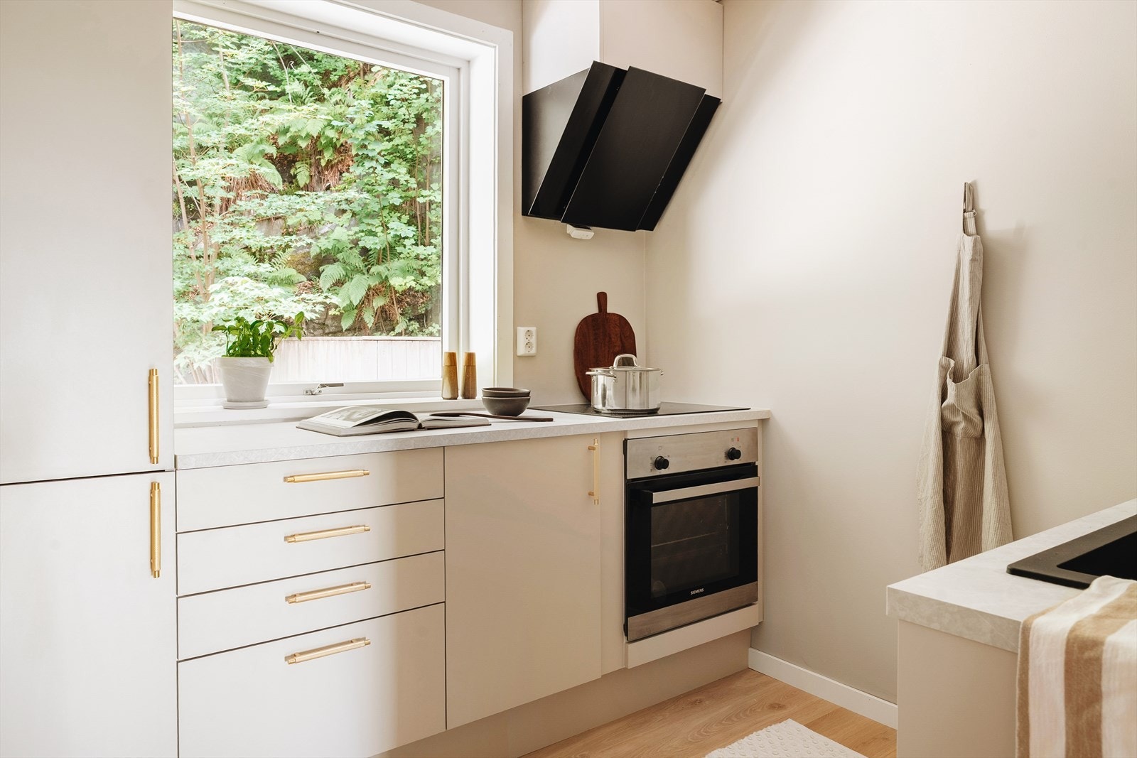 - Lekkert kjøkken fra 2024 i en nydelig beigetone - Galleribilde