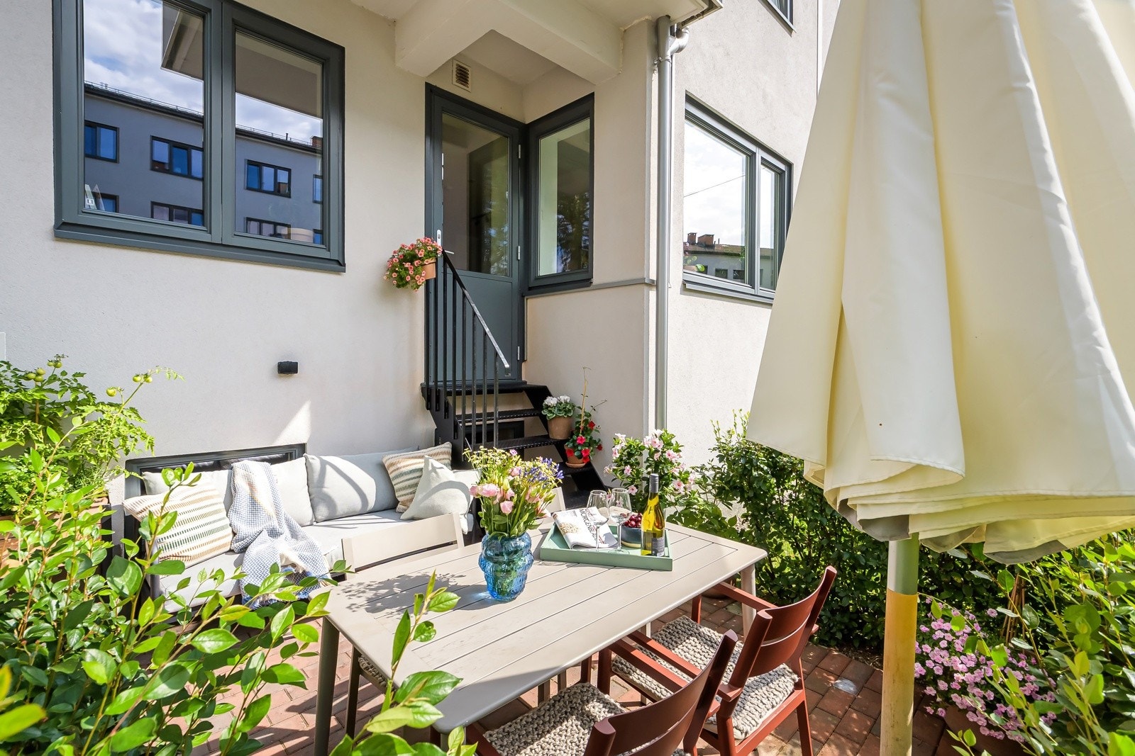 God plassering mot sydvest, som gir sol ca. 13:00 til 21:00 (sommerstid) og gjør dette til et herlig sted for lange, late sommerdager og stemningsfulle kvelder. Galleribilde