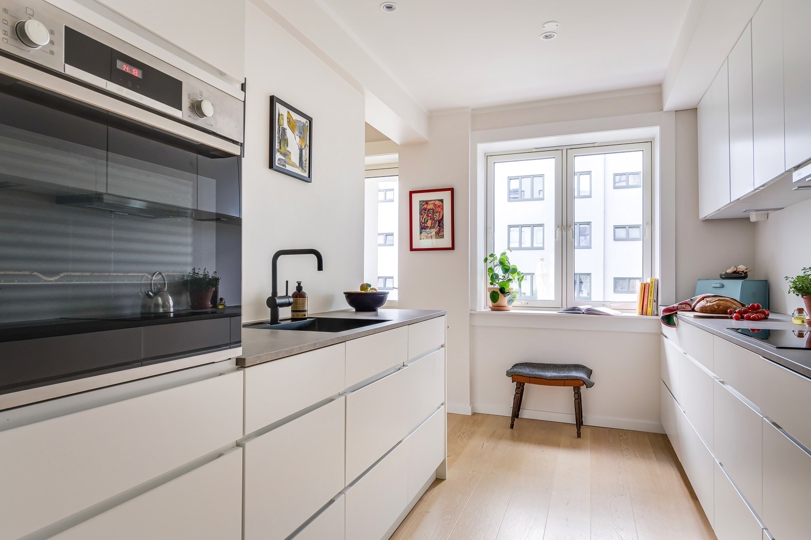 Glatte overflater malt i fin farge og gulvet er belagt med den samme fine gjennomgående parketten som i de øvrige rommene. Downlights i himling. Galleribilde