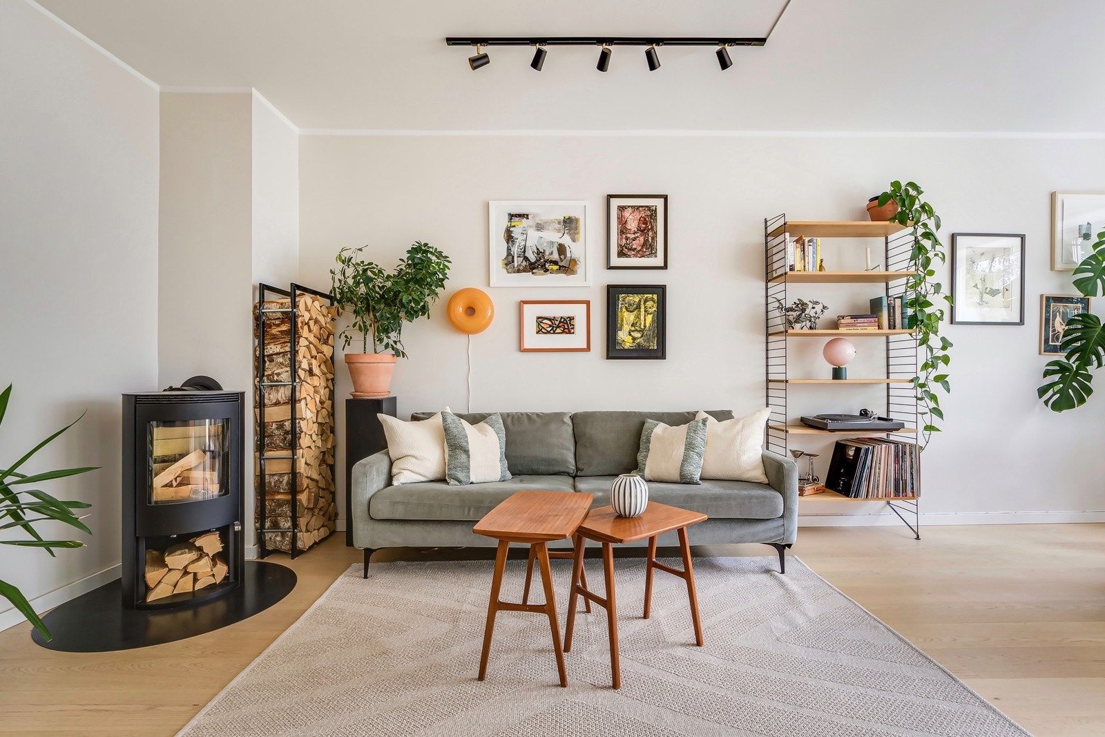 På kalde dager sørger en stilig peisovn fra 2021 for både varme og den ekstra hyggelige stemningen som bare levende ild kan gi (pipeløpet ble rehabilitert i regi av borettslaget i 2016). Galleribilde