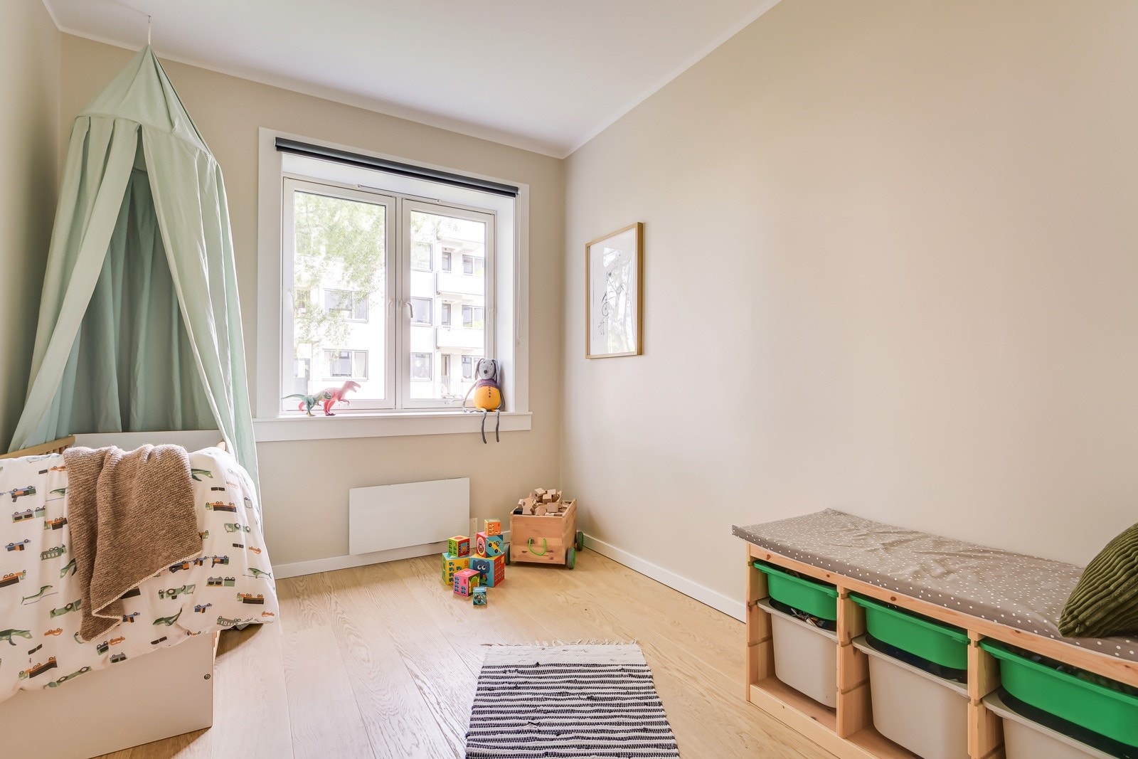 Rommet er fleksibelt og lett å møblere, med plass til både seng, kontorpult og garderobeløsninger - enten du trenger et ekstra soverom, et kreativt arbeidsrom eller begge deler. Galleribilde